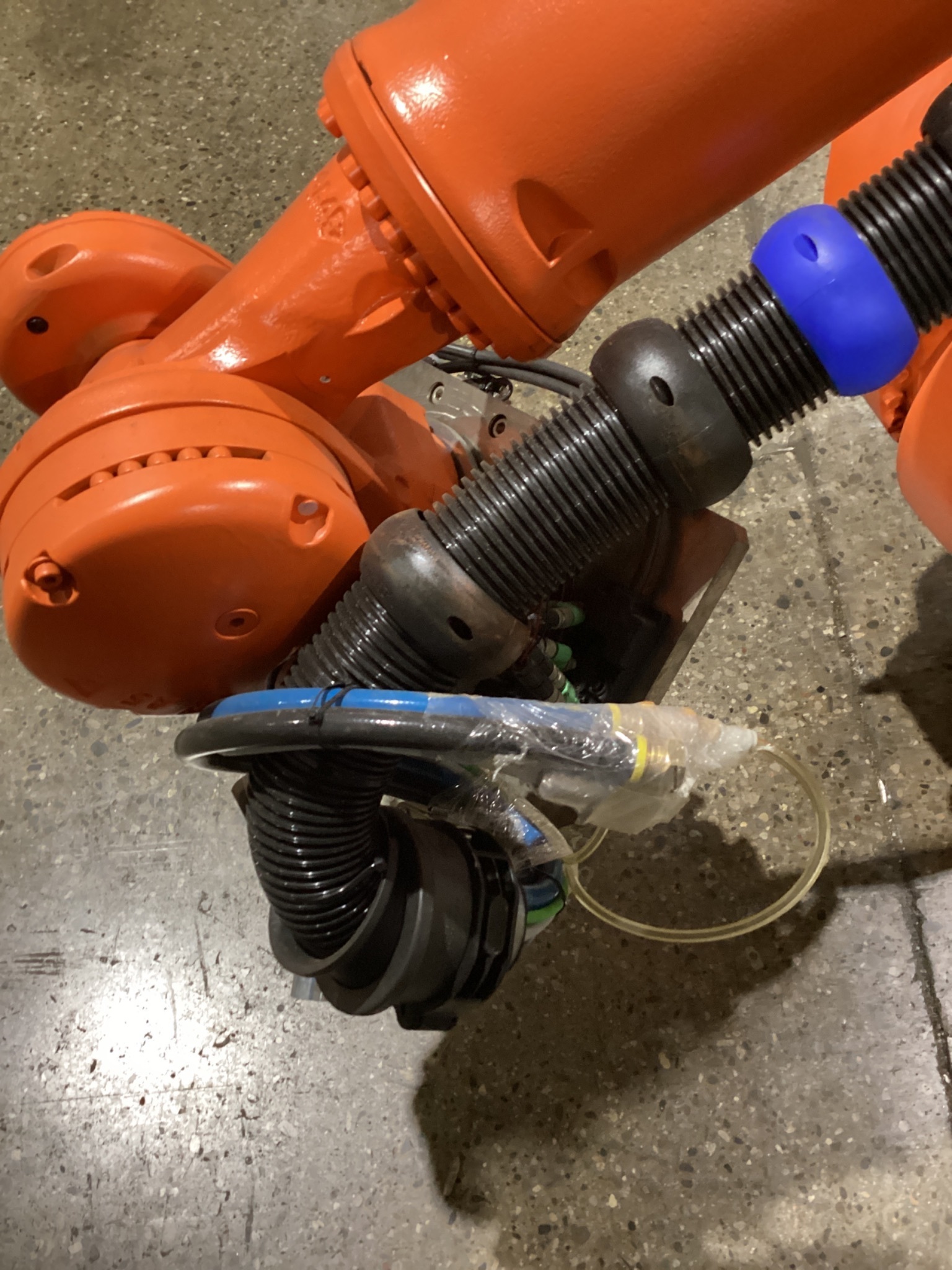 KUKA KR 120 R3900 ULTRA K/FLR ROBOT W/ KR C4 CONTROLLER 6-AXIS 120KG 3900MM USED 11