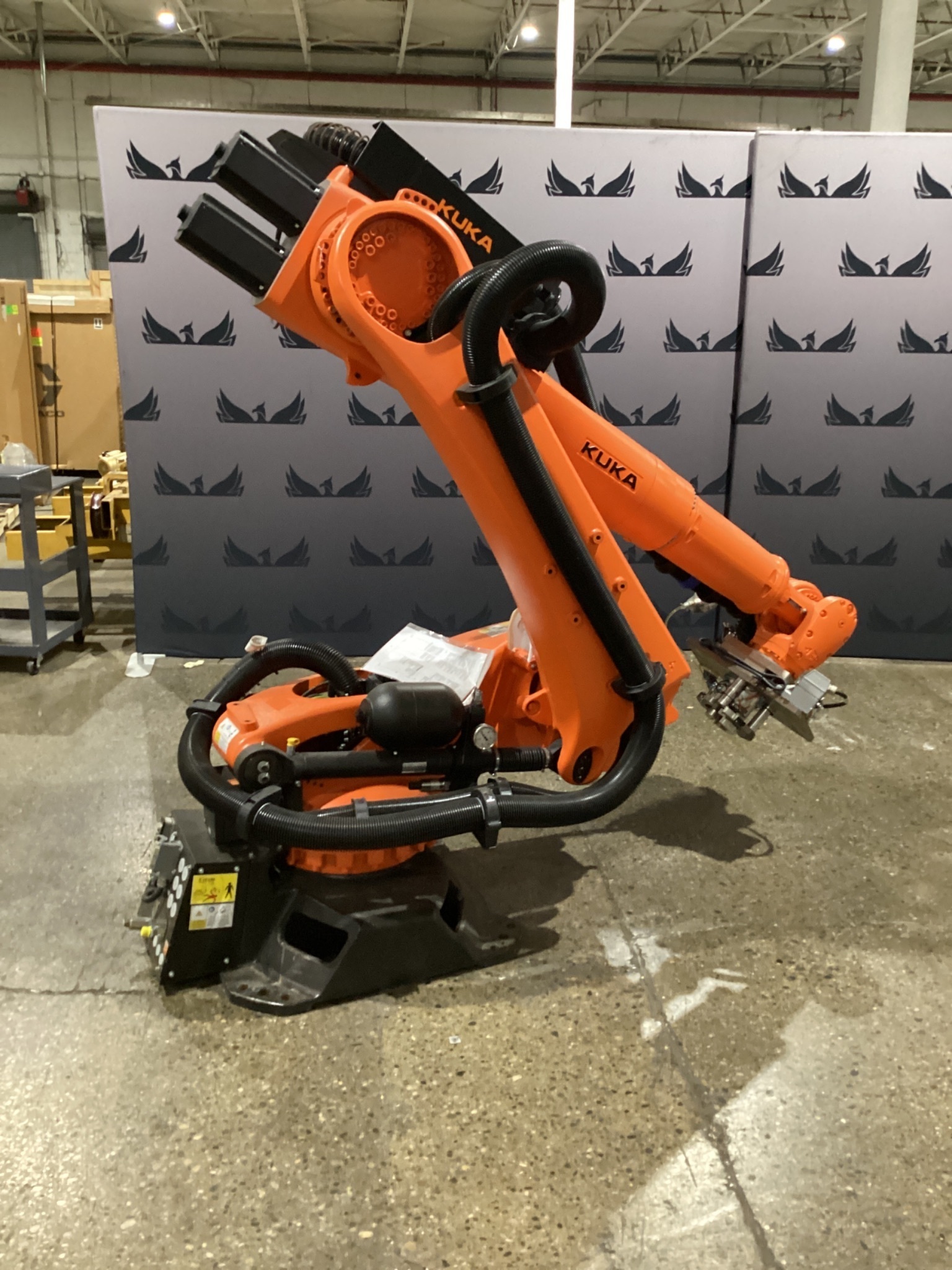 KUKA KR 120 R3900 ULTRA K/FLR ROBOT W/ KR C4 CONTROLLER 6-AXIS 120KG 3900MM USED 12