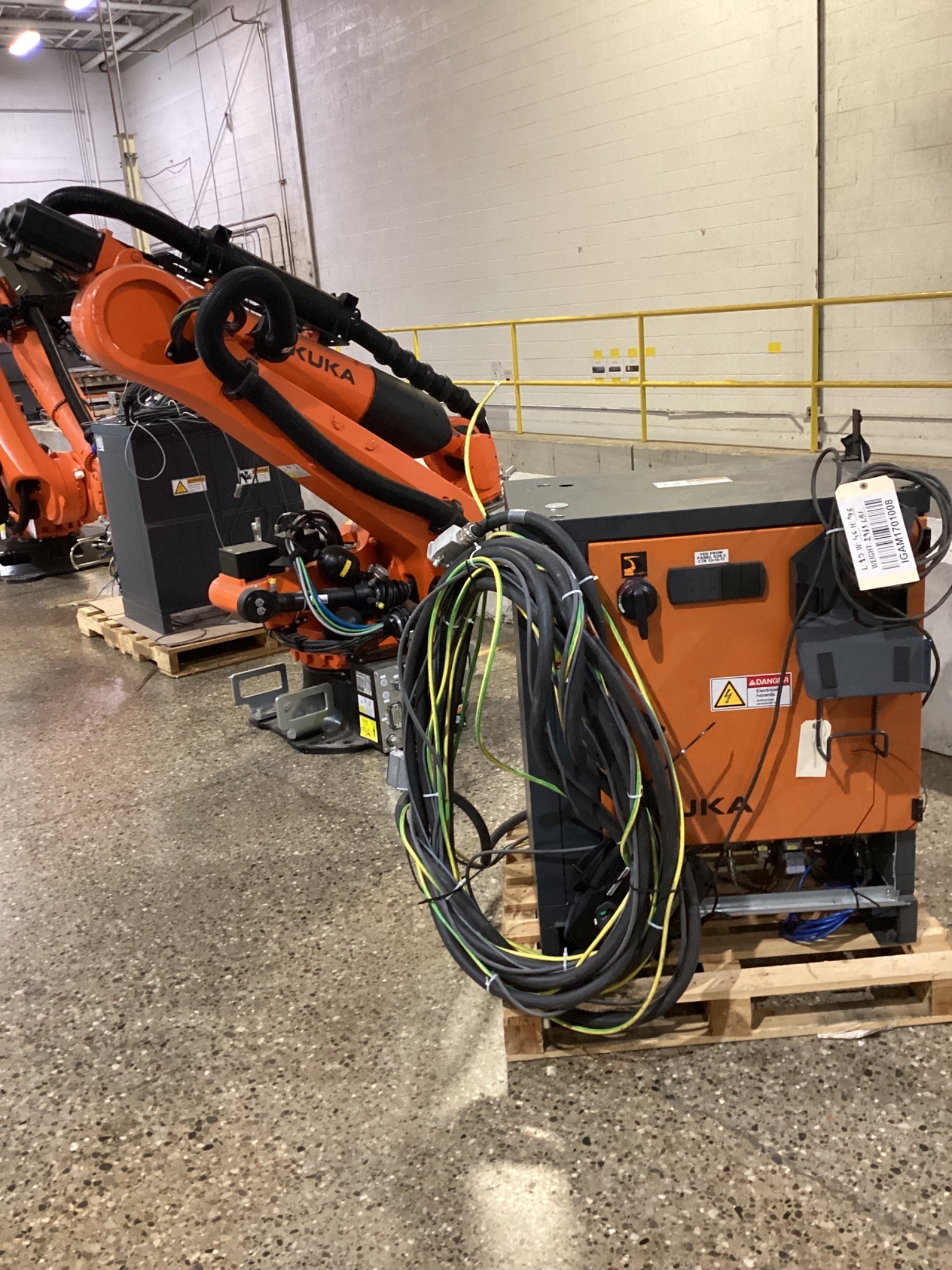 KUKA KR 210 R3100-2/FLR ROBOT W/ KRC4 CONTROLLER 6-AXIS 210KG 3100MM USED 0
