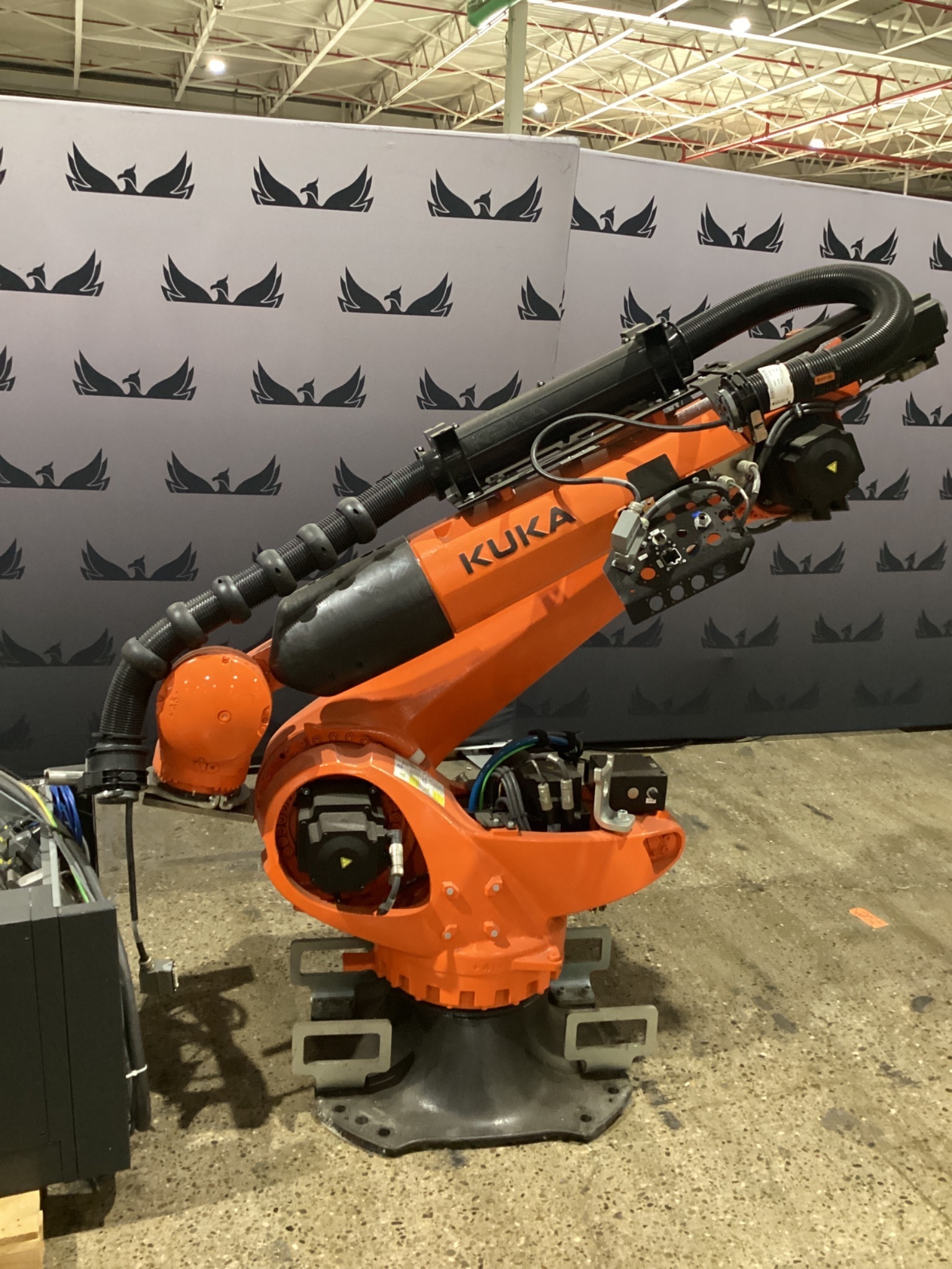 KUKA KR 210 R3100-2/FLR ROBOT W/ KRC4 CONTROLLER 6-AXIS 210KG 3100MM USED 1