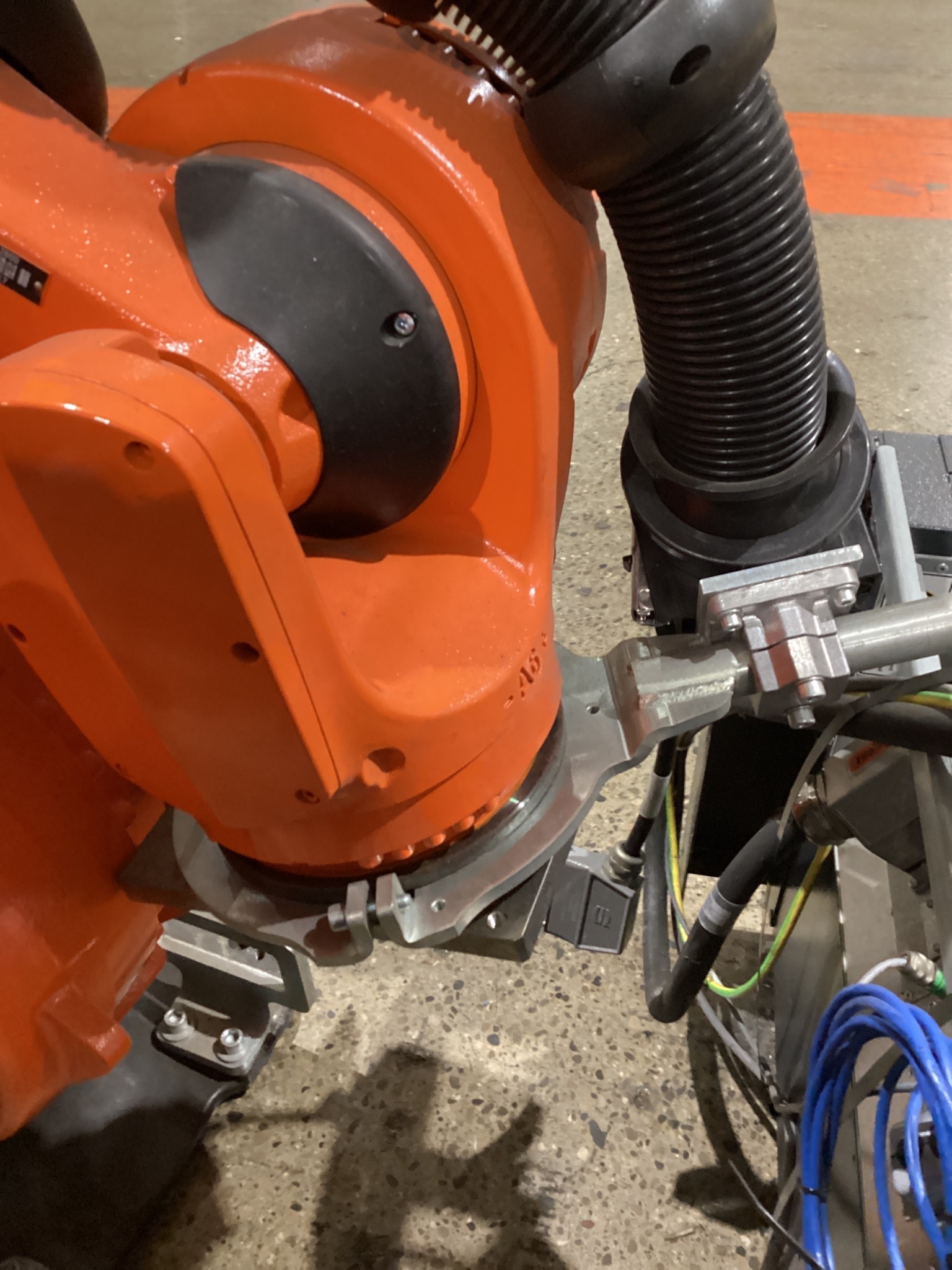 KUKA KR 210 R3100-2/FLR ROBOT W/ KRC4 CONTROLLER 6-AXIS 210KG 3100MM USED 3