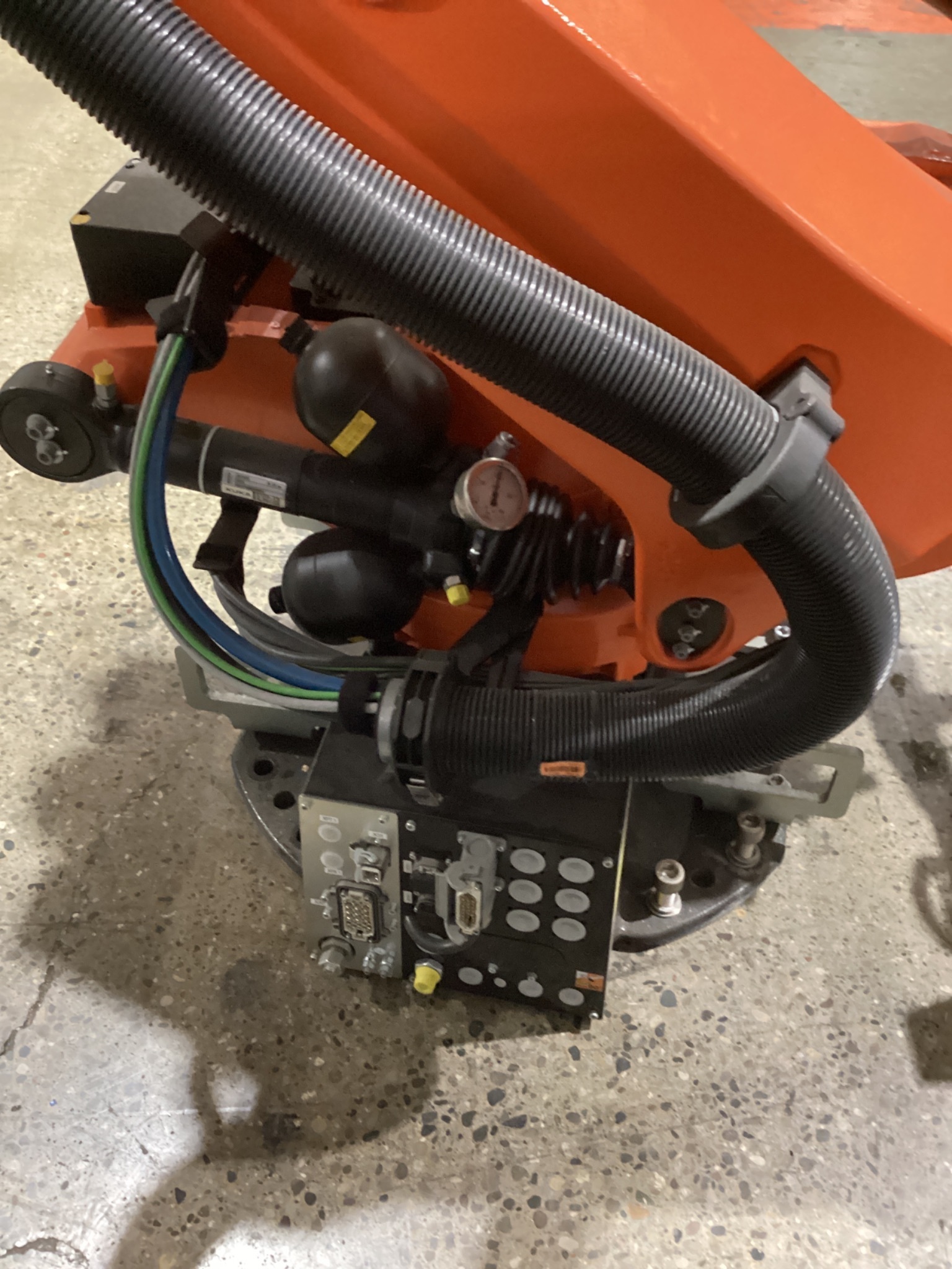 KUKA KR 210 R3100-2/FLR ROBOT W/ KRC4 CONTROLLER 6-AXIS 210KG 3100MM USED 4
