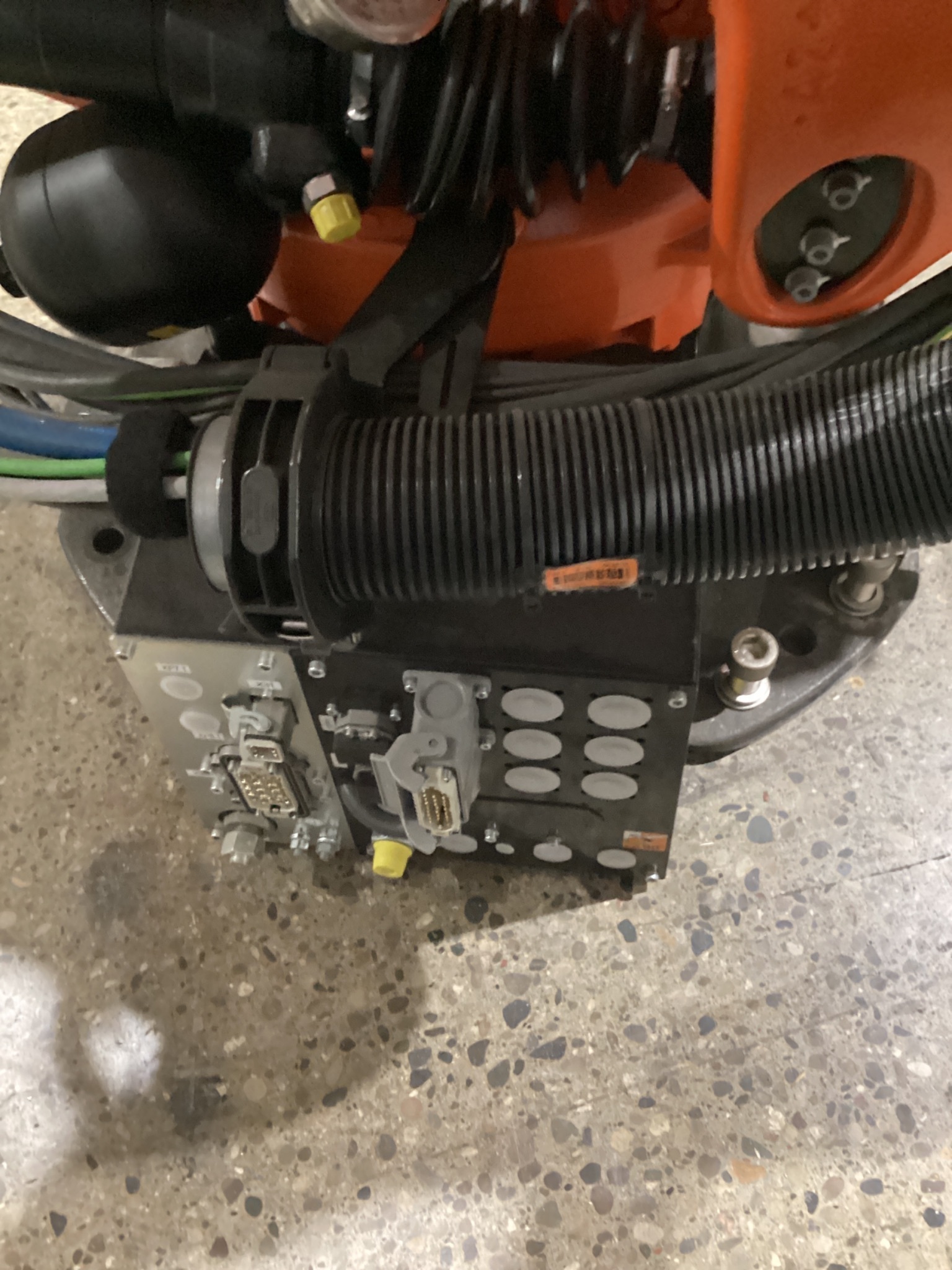 KUKA KR 210 R3100-2/FLR ROBOT W/ KRC4 CONTROLLER 6-AXIS 210KG 3100MM USED 5