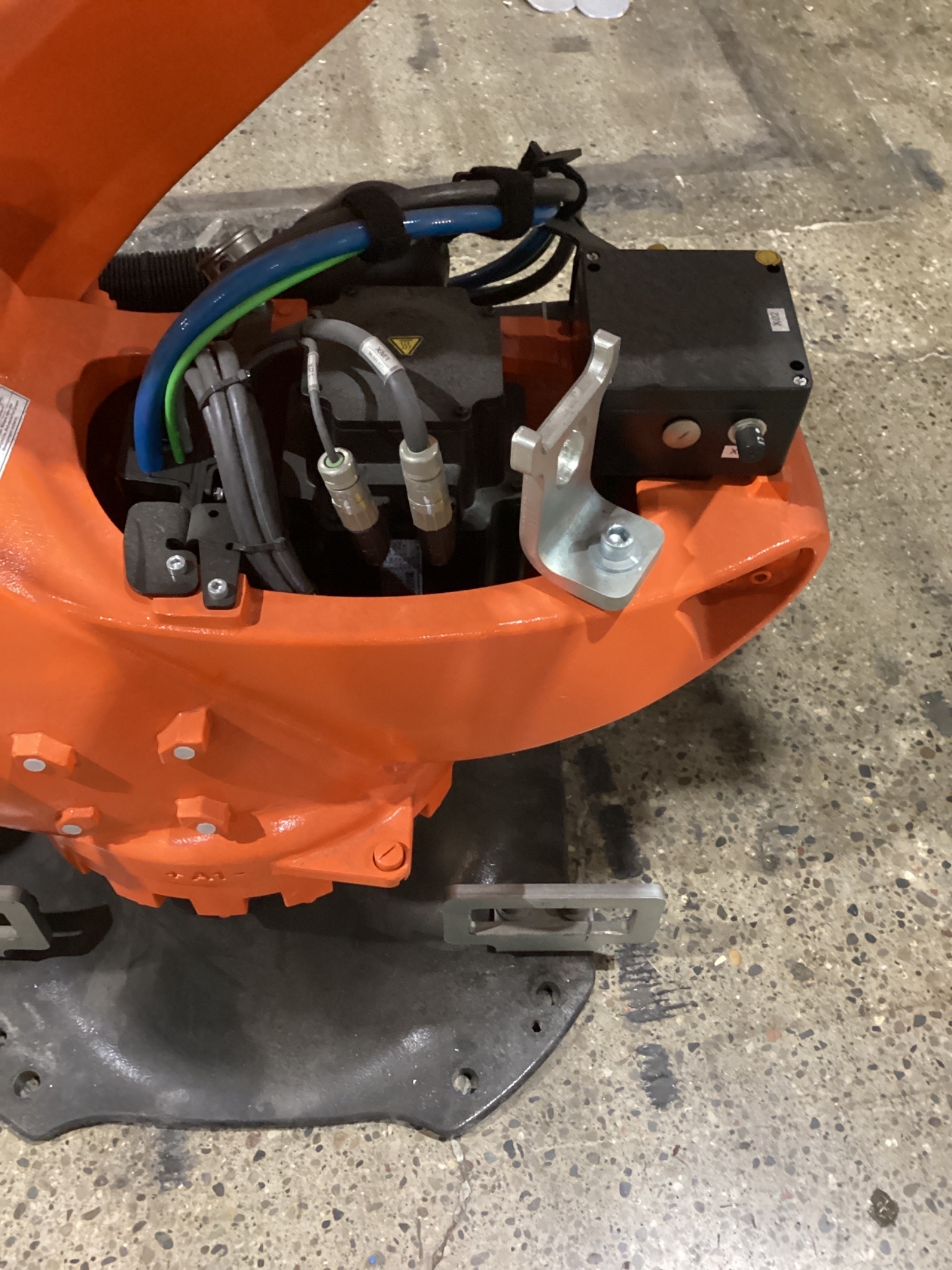 KUKA KR 210 R3100-2/FLR ROBOT W/ KRC4 CONTROLLER 6-AXIS 210KG 3100MM USED 7