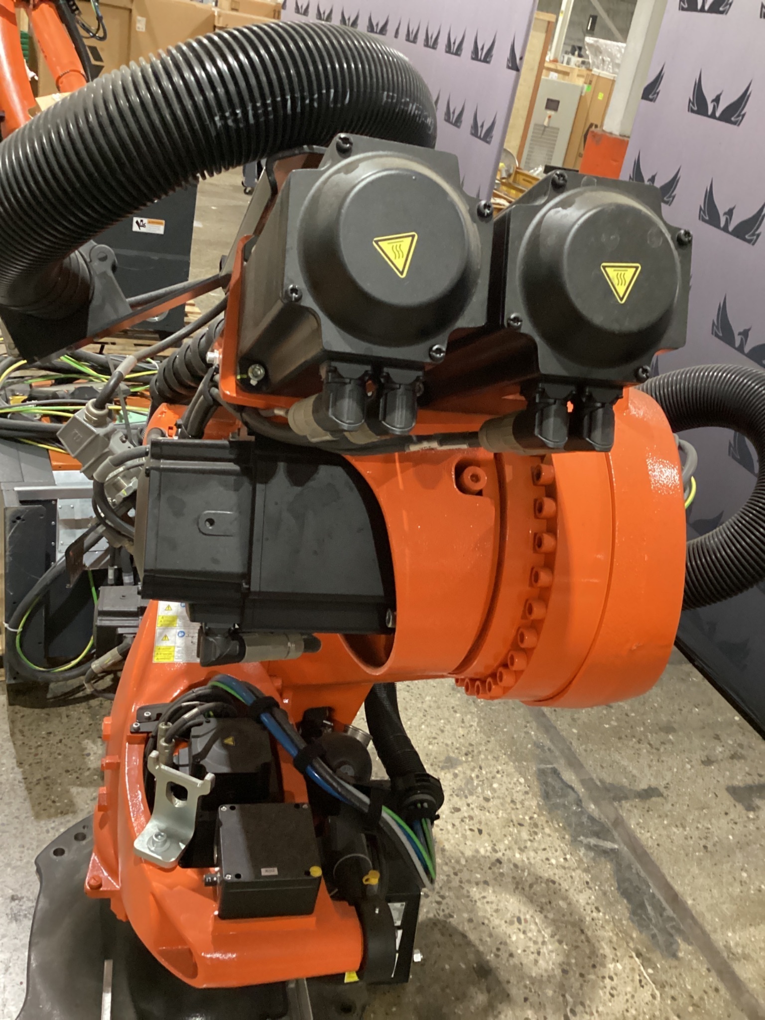 KUKA KR 210 R3100-2/FLR ROBOT W/ KRC4 CONTROLLER 6-AXIS 210KG 3100MM USED 9