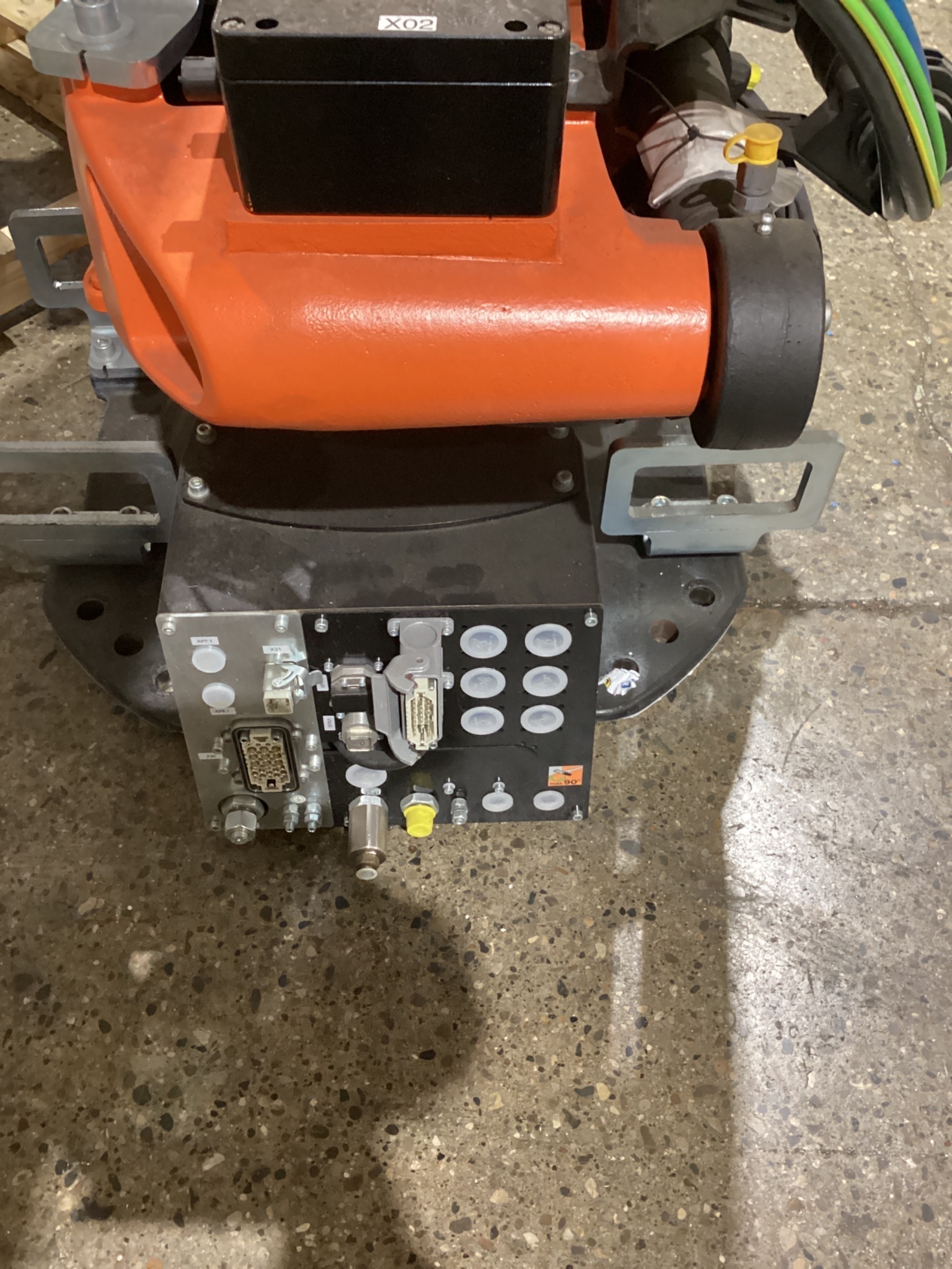 KUKA KR 120 R3100-2/FLR w/ KRC4 Controls USED 7