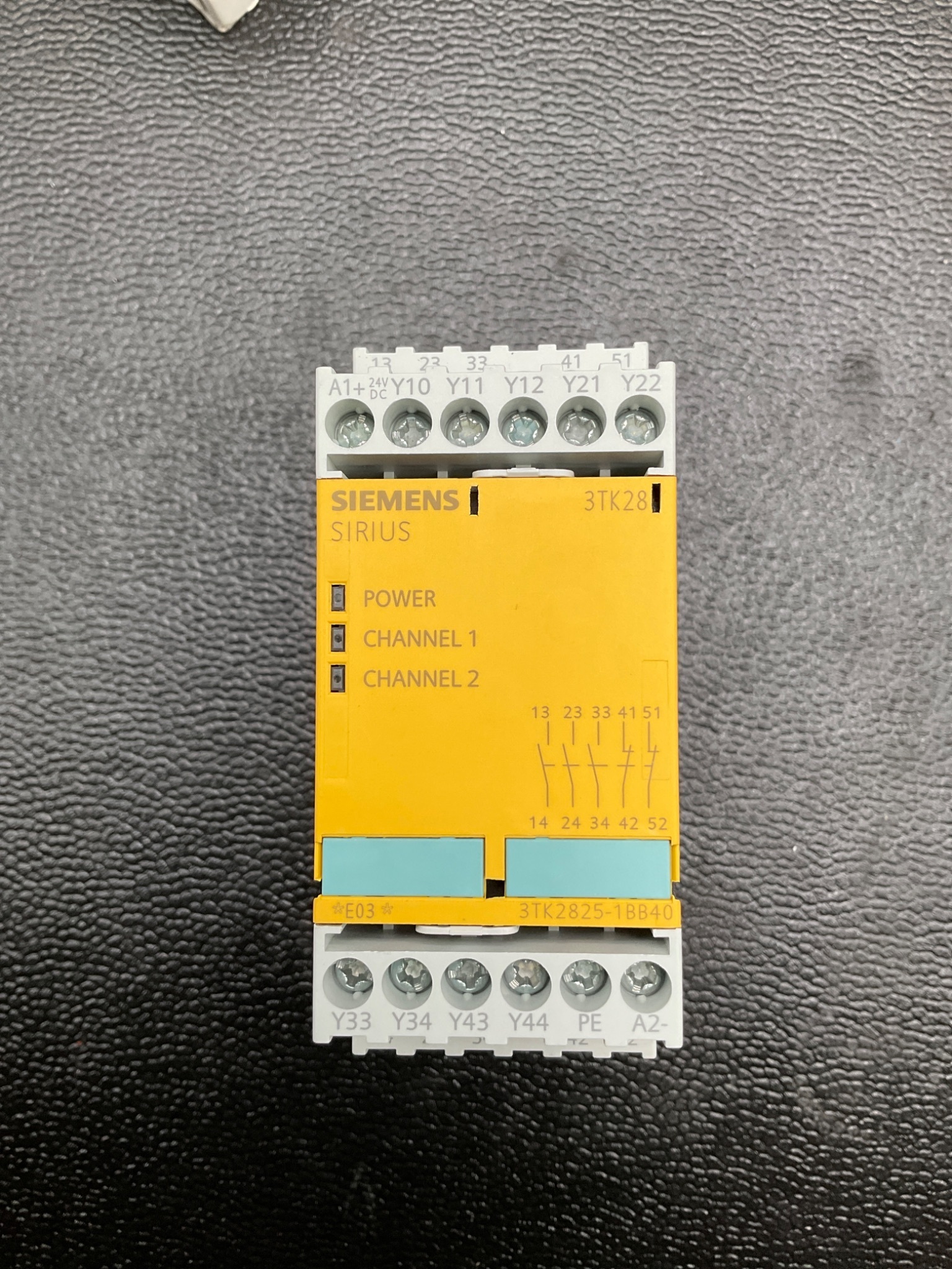SIEMENS 3TK2825-1BB40 SIRIUS SAFETY RELAY 24VDC NEW 4
