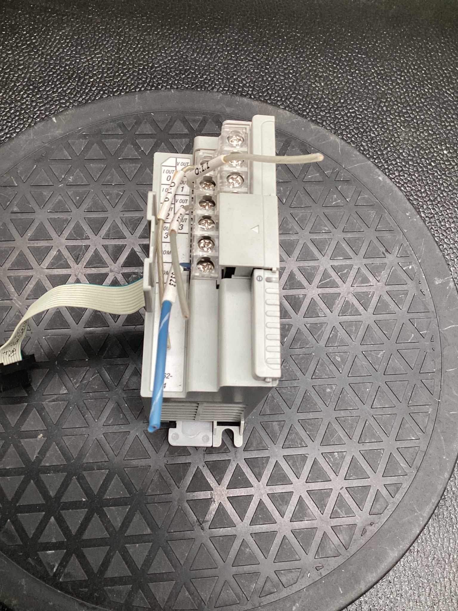 ALLEN BRADLEY 1762-OF4 MICROLOGIX ANALOG OUTPUT MODULE USED 2