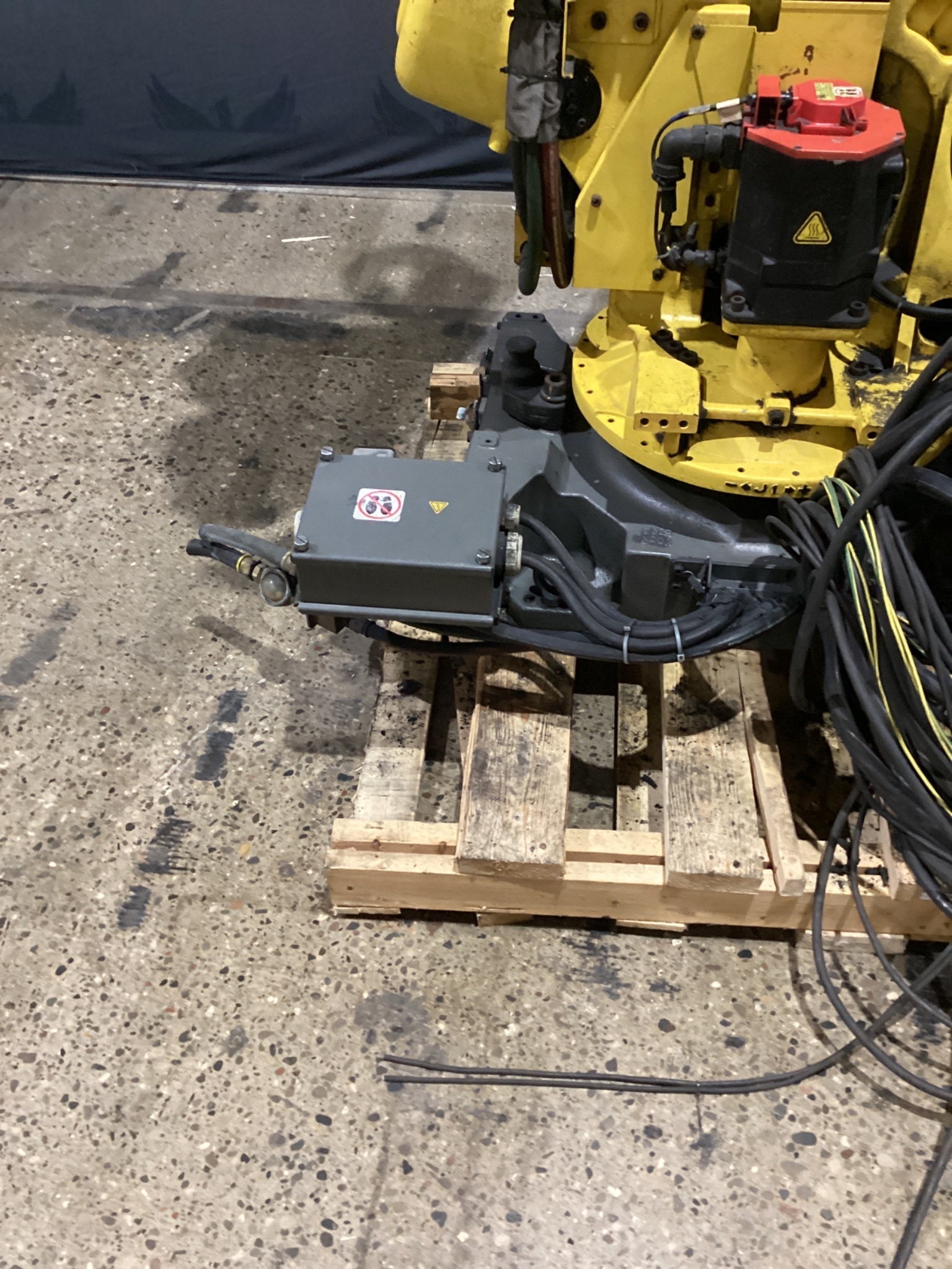 FANUC R-2000iB/210F w/ R-30iB Controls USED 4