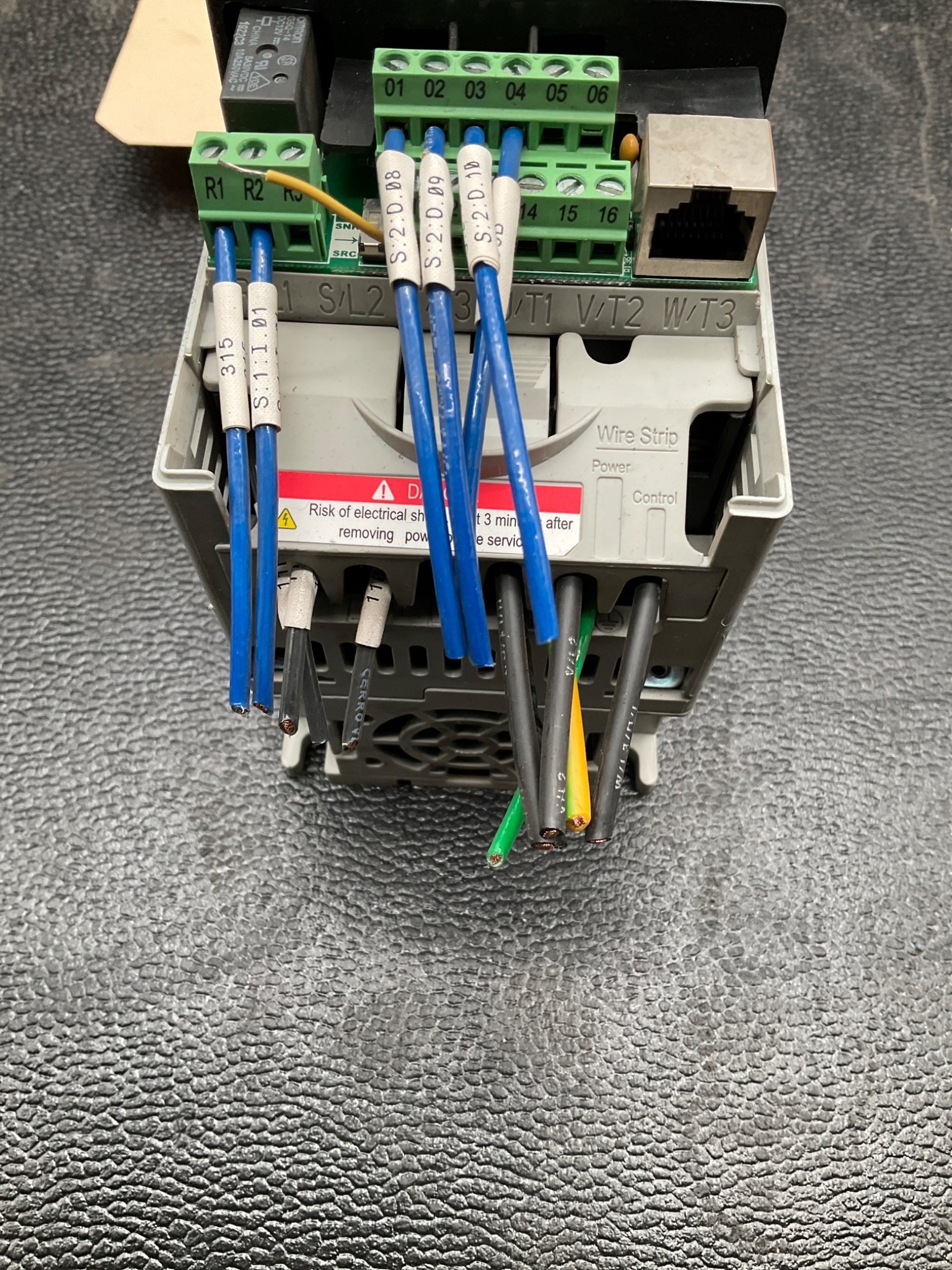 ALLEN BRADLEY 22A-D2P3N104 POWERFLEX 4 AC DRIVE 1HP USED MISSING COVER 3