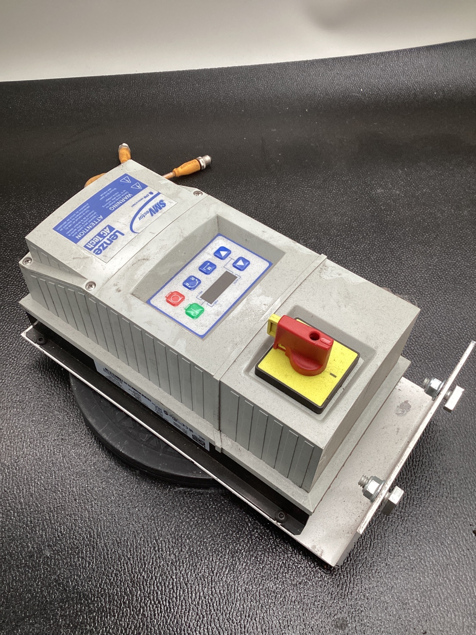 LENZE ESV371N04TMC SMVector VFD 0.5HP 480V NEMA 4X USED 0