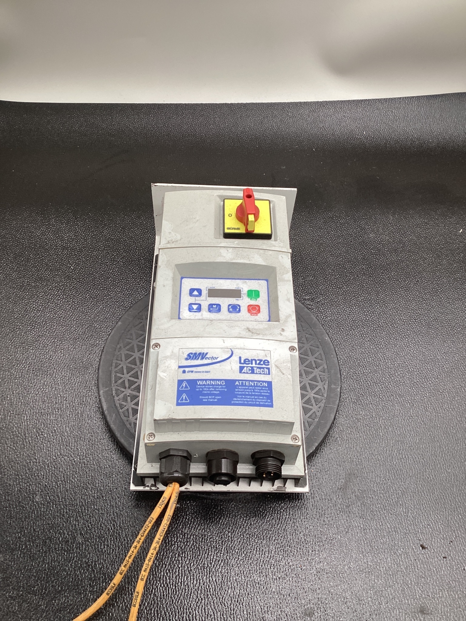 LENZE ESV371N04TMC SMVector VFD 0.5HP 480V NEMA 4X USED 2