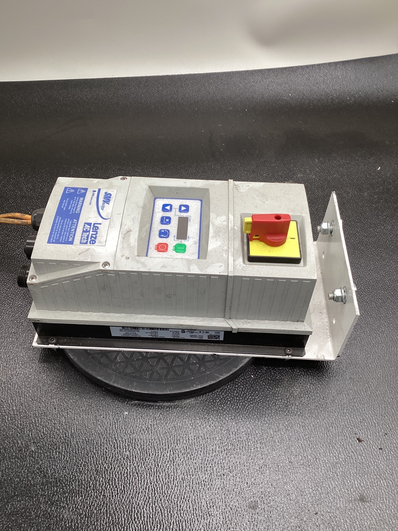 LENZE ESV371N04TMC SMVector VFD 0.5HP 480V NEMA 4X USED 3