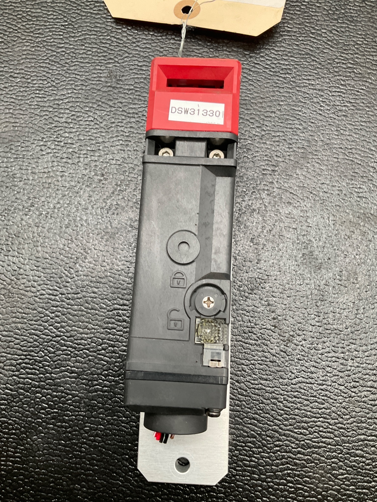 OMRON D4SL-N4HFG-DN SAFETY DOOR SWITCH 24VDC SOLENOID LOCK USED 1