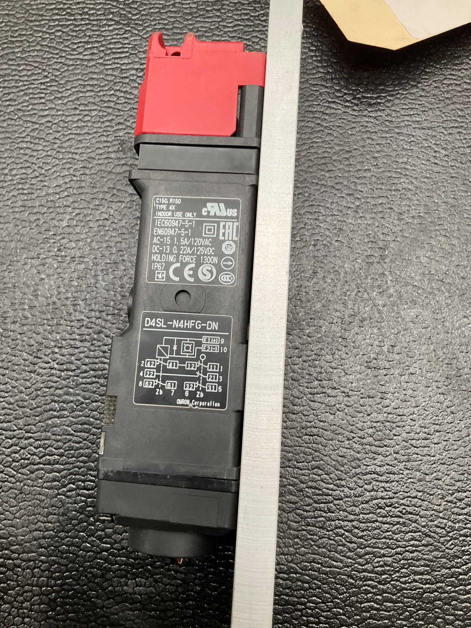 OMRON D4SL-N4HFG-DN SAFETY DOOR SWITCH 24VDC SOLENOID LOCK USED 2