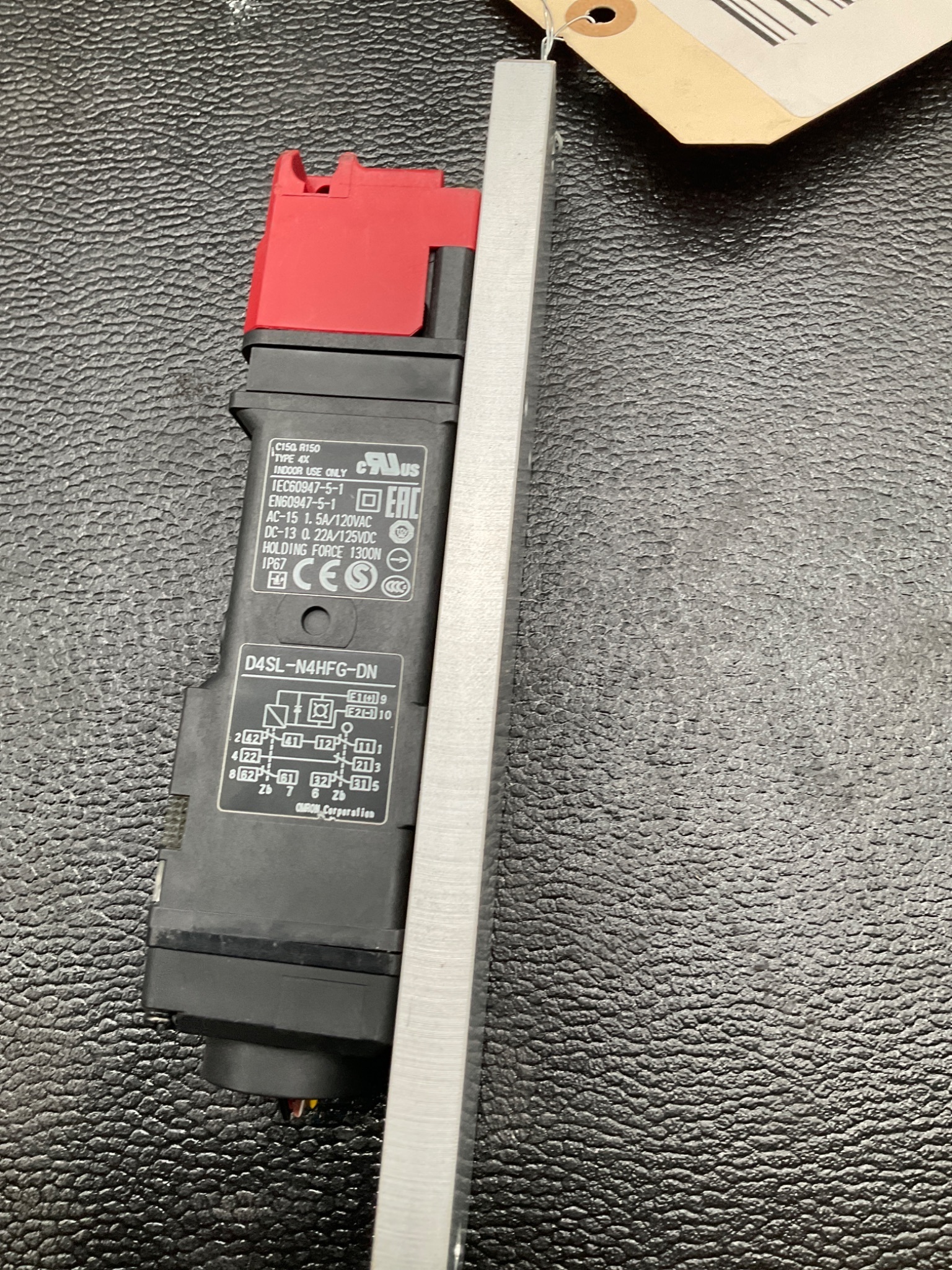 OMRON D4SL-N4HFG-DN SAFETY DOOR SWITCH 24VDC SOLENOID LOCK USED 3