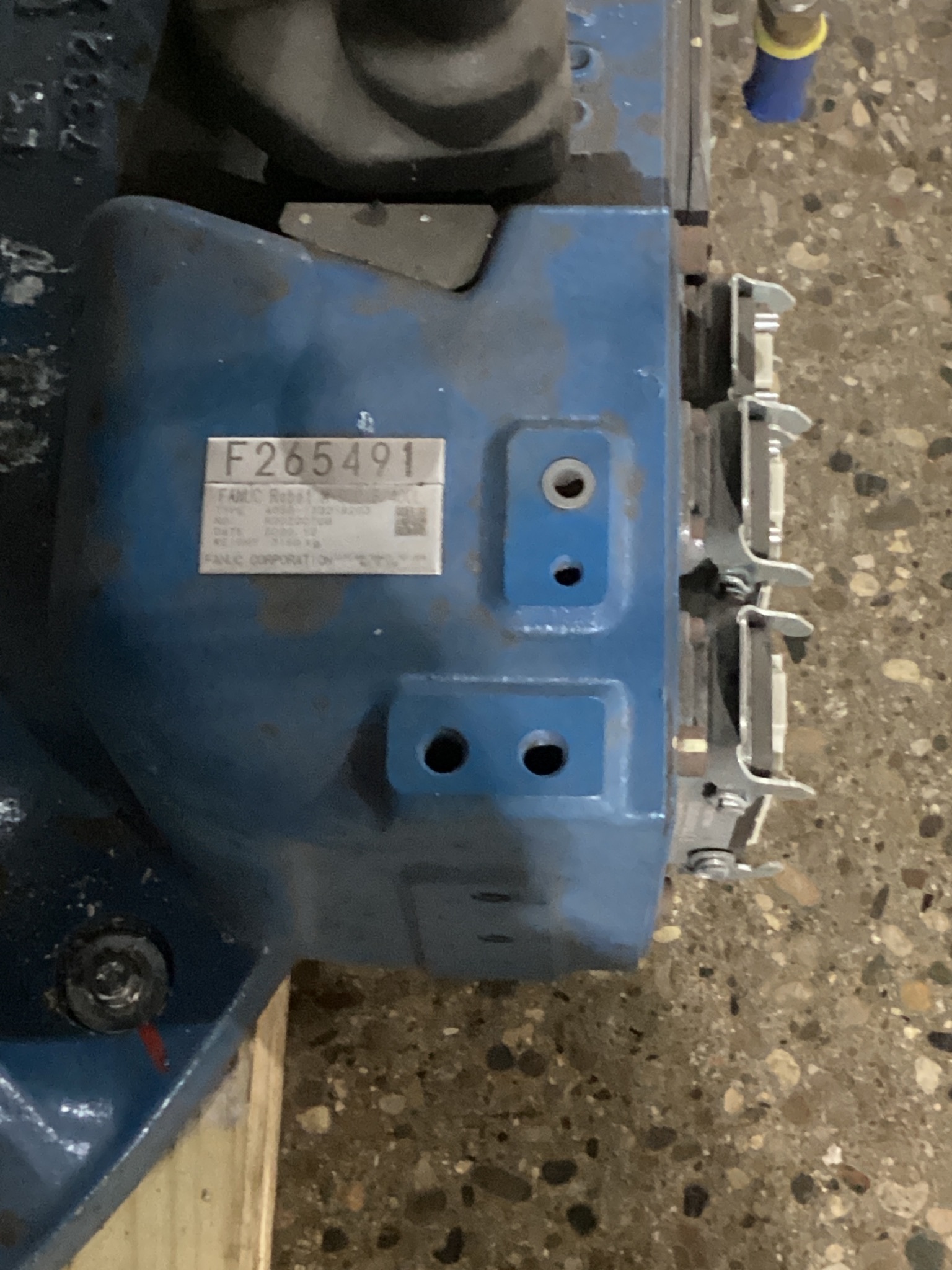 FANUC M-900iB/400L w/ R-30iB PLUS Controls USED 7