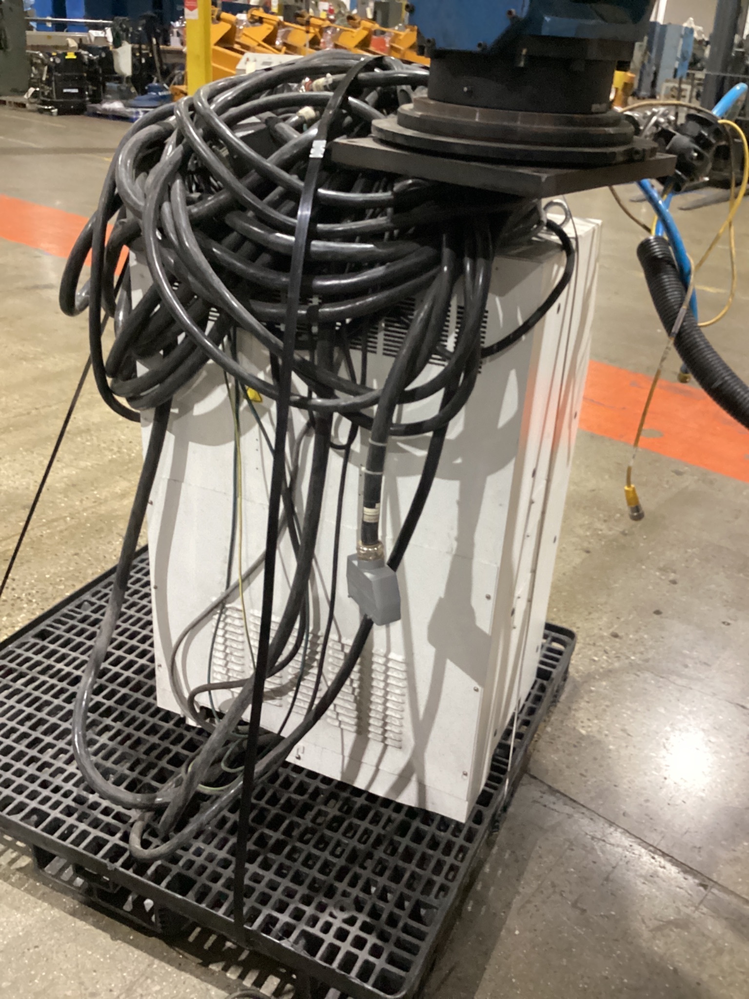 FANUC M-900iB/400L w/ R-30iB PLUS Controls USED 5