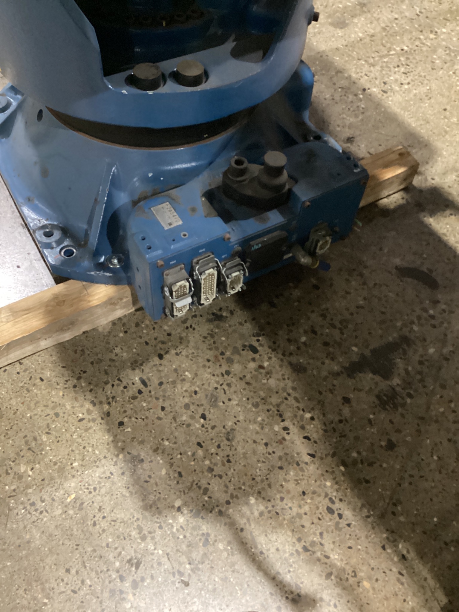 FANUC M-900iB/400L w/ R30IB PLUS Controls USED 4