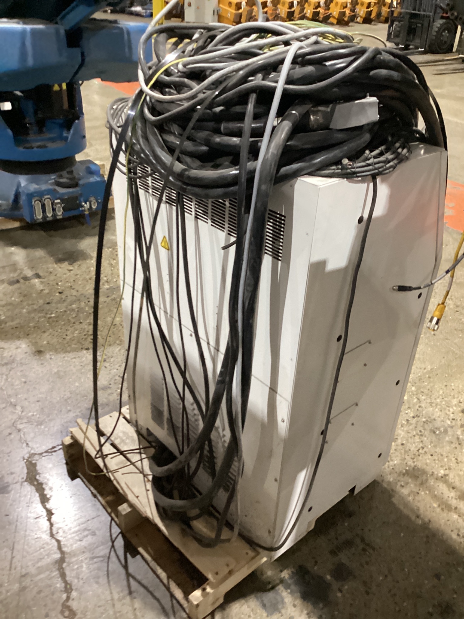 FANUC M-900iB/400L w/ R30IB PLUS Controls USED 9