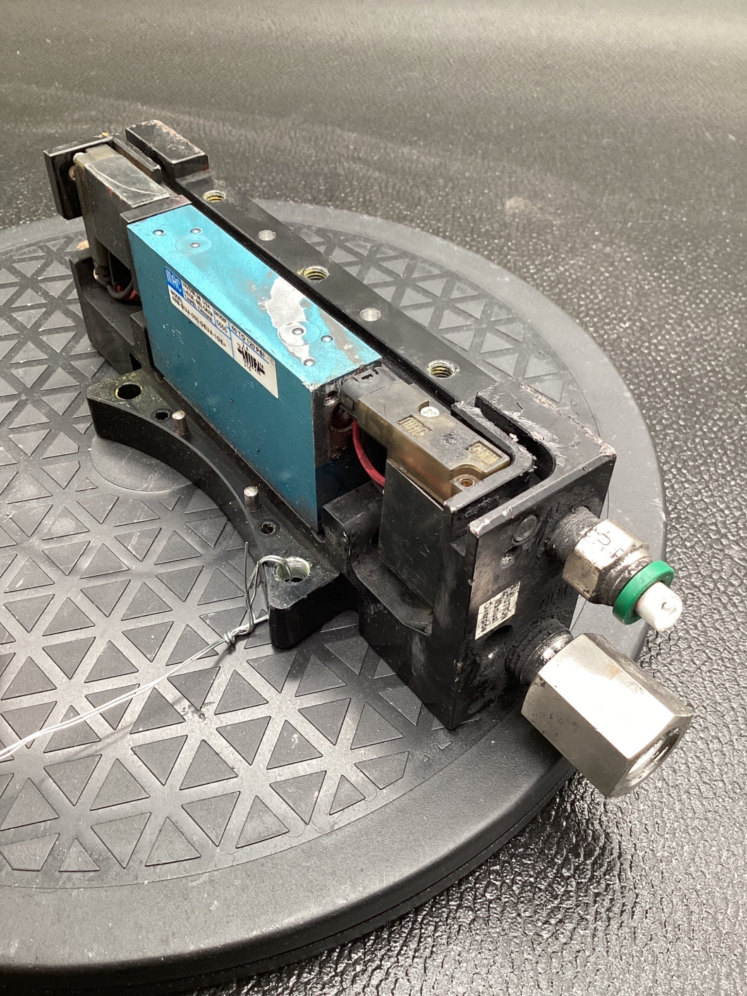 MAC 48B-BUA-000-GEUA-1GE SOLENOID VALVE 24VDC 120PSI USED 4