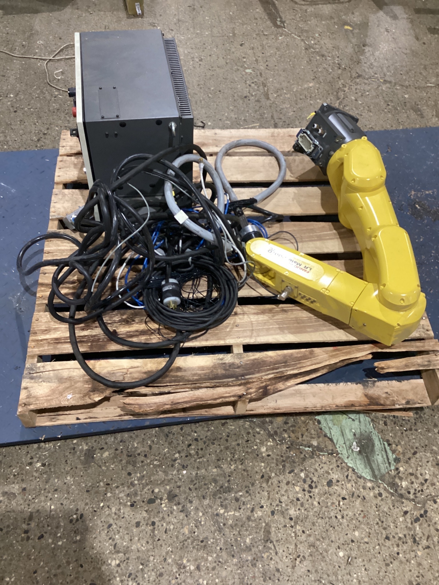 FANUC LR Mate 200iD/7L w/ R-30iB Mate PLUS Controls USED 0