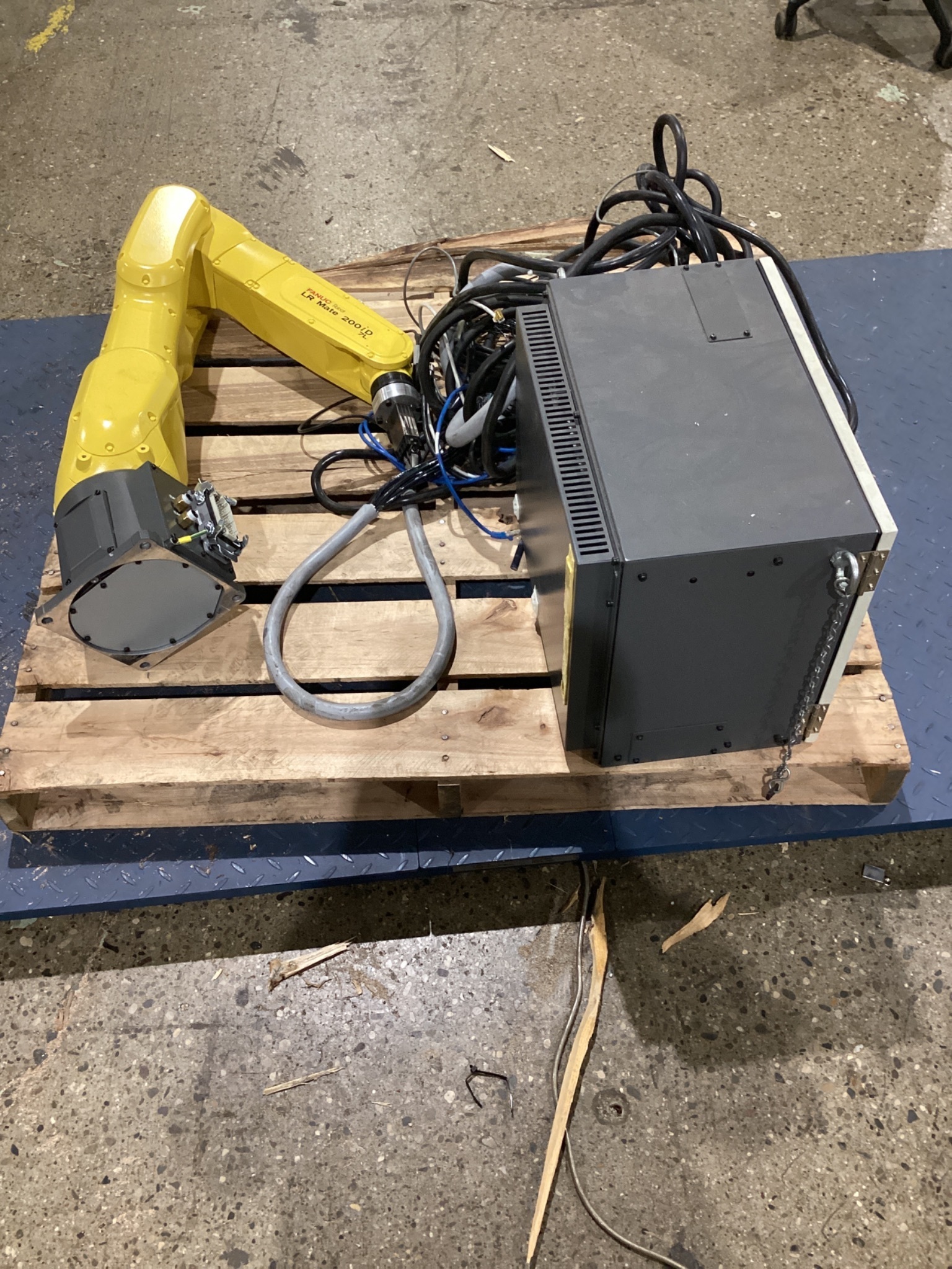 FANUC LR Mate 200iD/7L w/ R-30iB Mate PLUS Controls USED 1