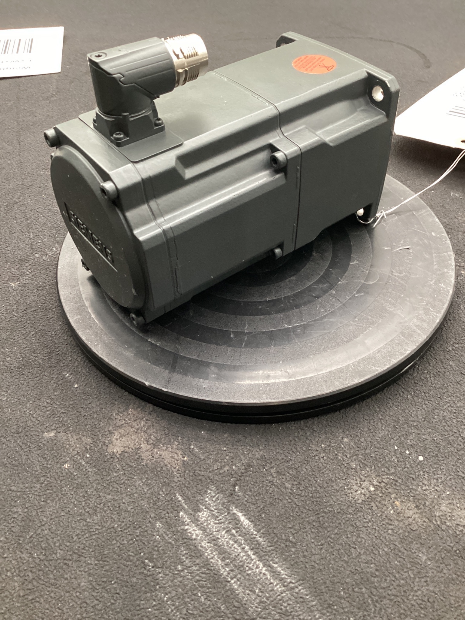 SIEMENS 1FK2104-4AF11-1SA0 SIMOTICS S SERVO MOTOR 0.4KW 3000RPM 4.05NM USED 0