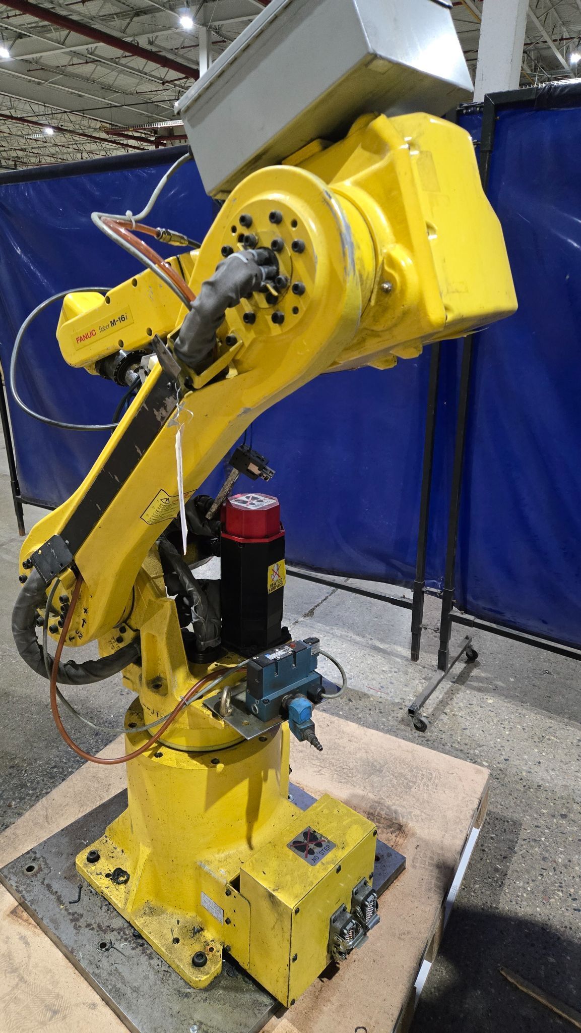 FANUC M-16i ROBOT ARM AND RJ-3 CONTROLLER W/ PENDANT USED 1999 1