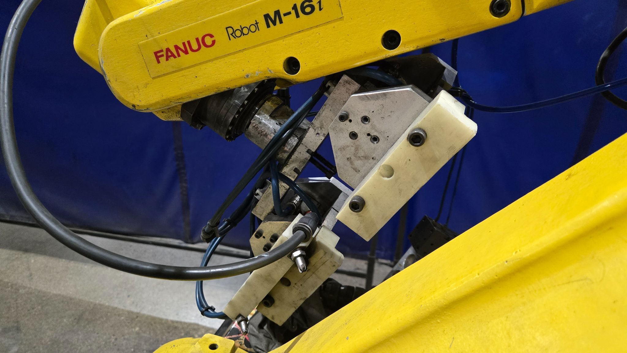 FANUC M-16i ROBOT ARM AND RJ-3 CONTROLLER W/ PENDANT USED 1999 3