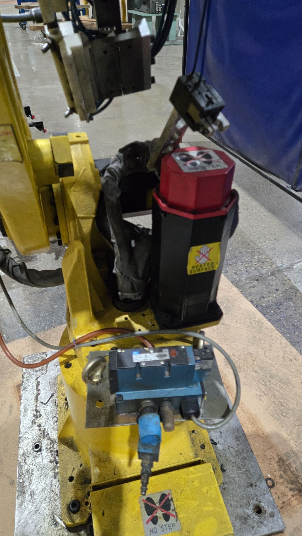 FANUC M-16i ROBOT ARM AND RJ-3 CONTROLLER W/ PENDANT USED 1999 4