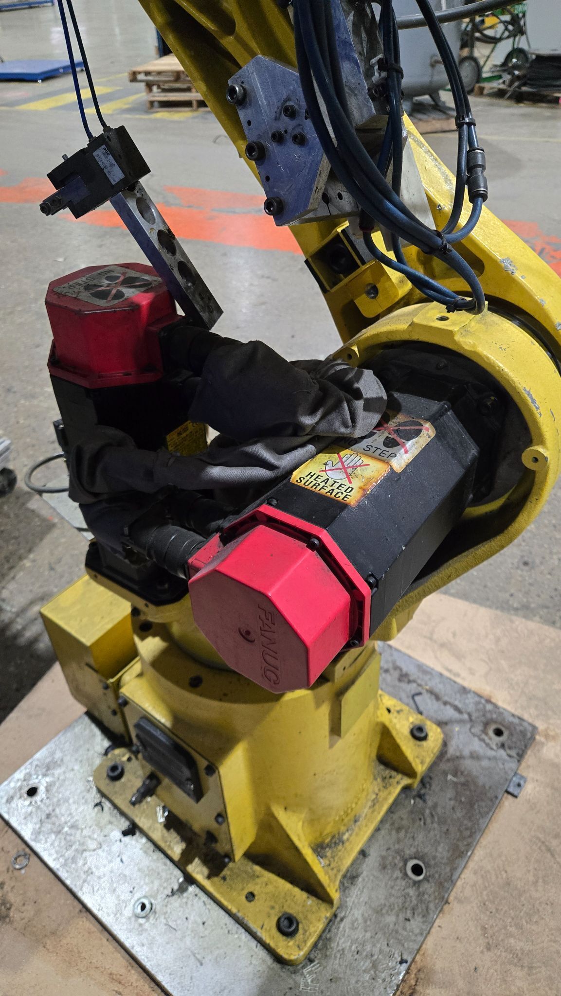 FANUC M-16i ROBOT ARM AND RJ-3 CONTROLLER W/ PENDANT USED 1999 5