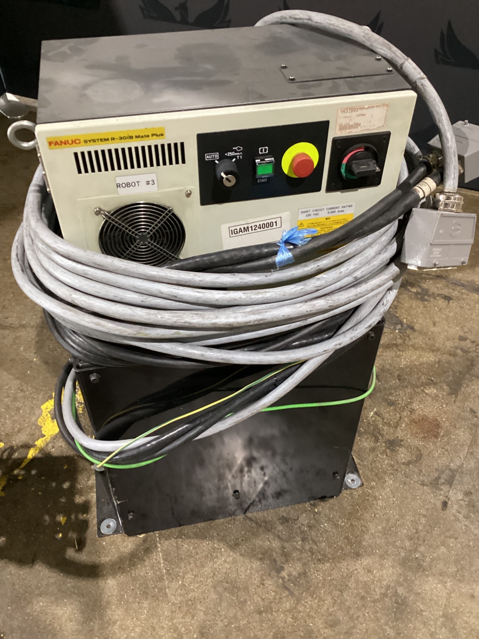 FANUC LR MATE 200iD w/ R-30iB Mate PLUS Controller, Gripper EOA Included USED 9