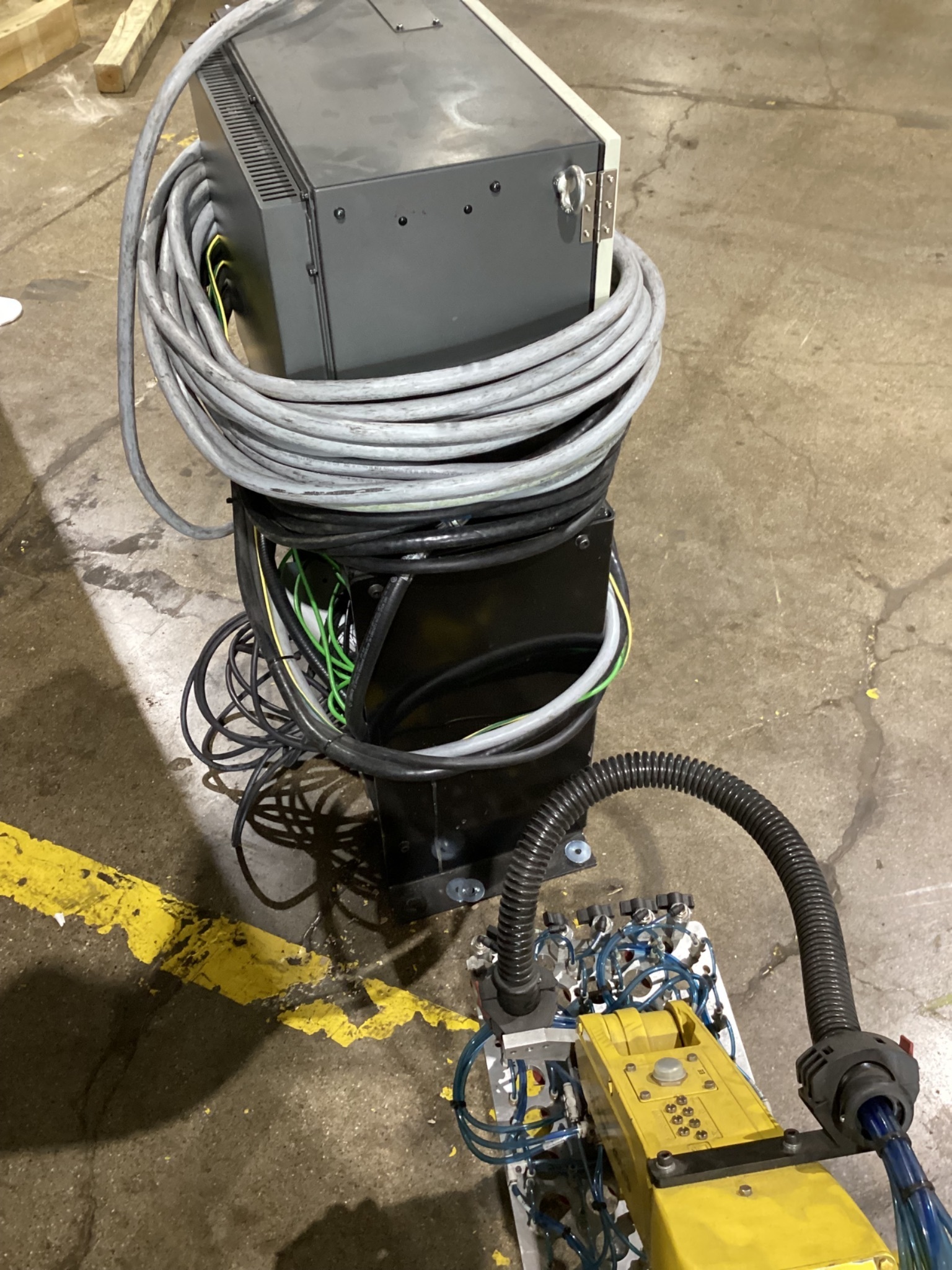 FANUC LR MATE 200iD w/ R-30iB Mate PLUS Controller, Gripper EOA Included USED 15