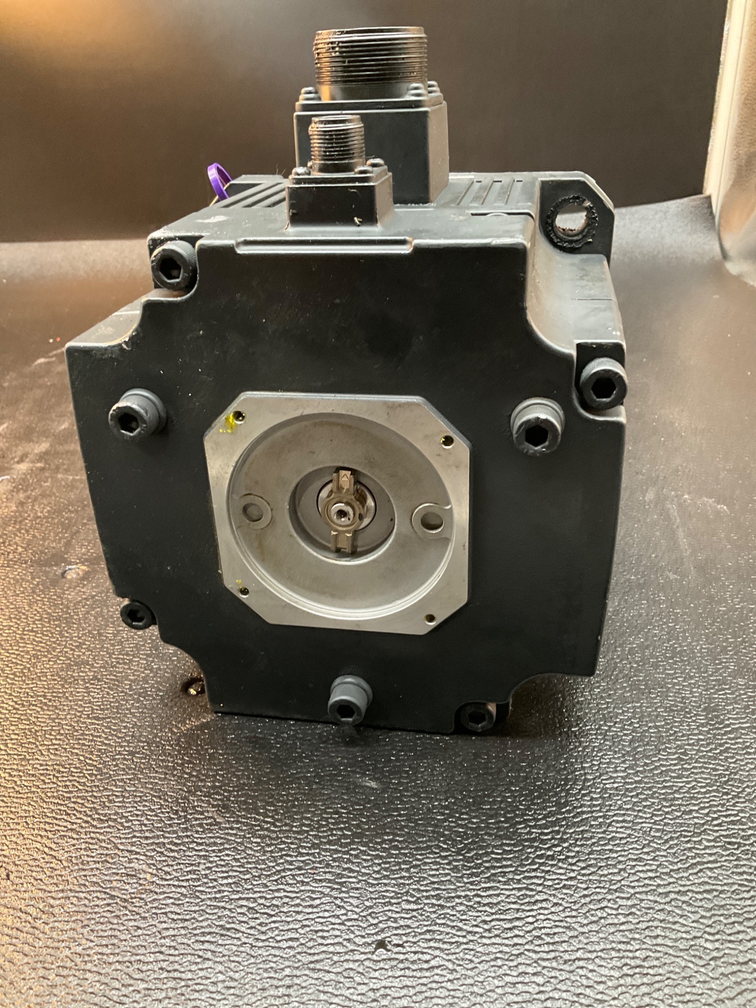 MITSUBISHI HC202BS-S1 AC SERVO MOTOR 2KW 114V 12A USED 4