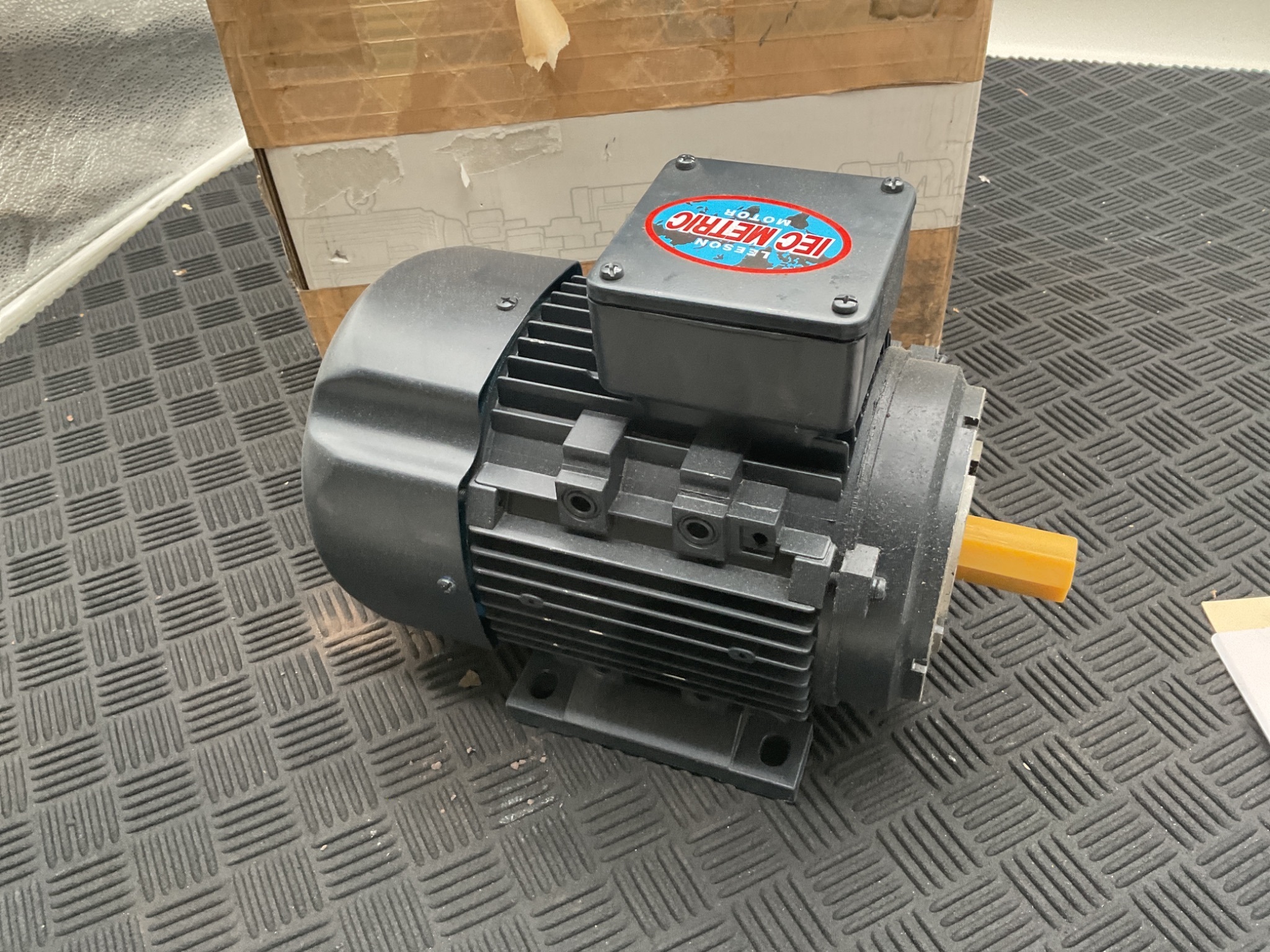 LEESON C80T17FZ4C IEC METRIC MOTOR 1HP 1725RPM 230/460V 3PH USED 2