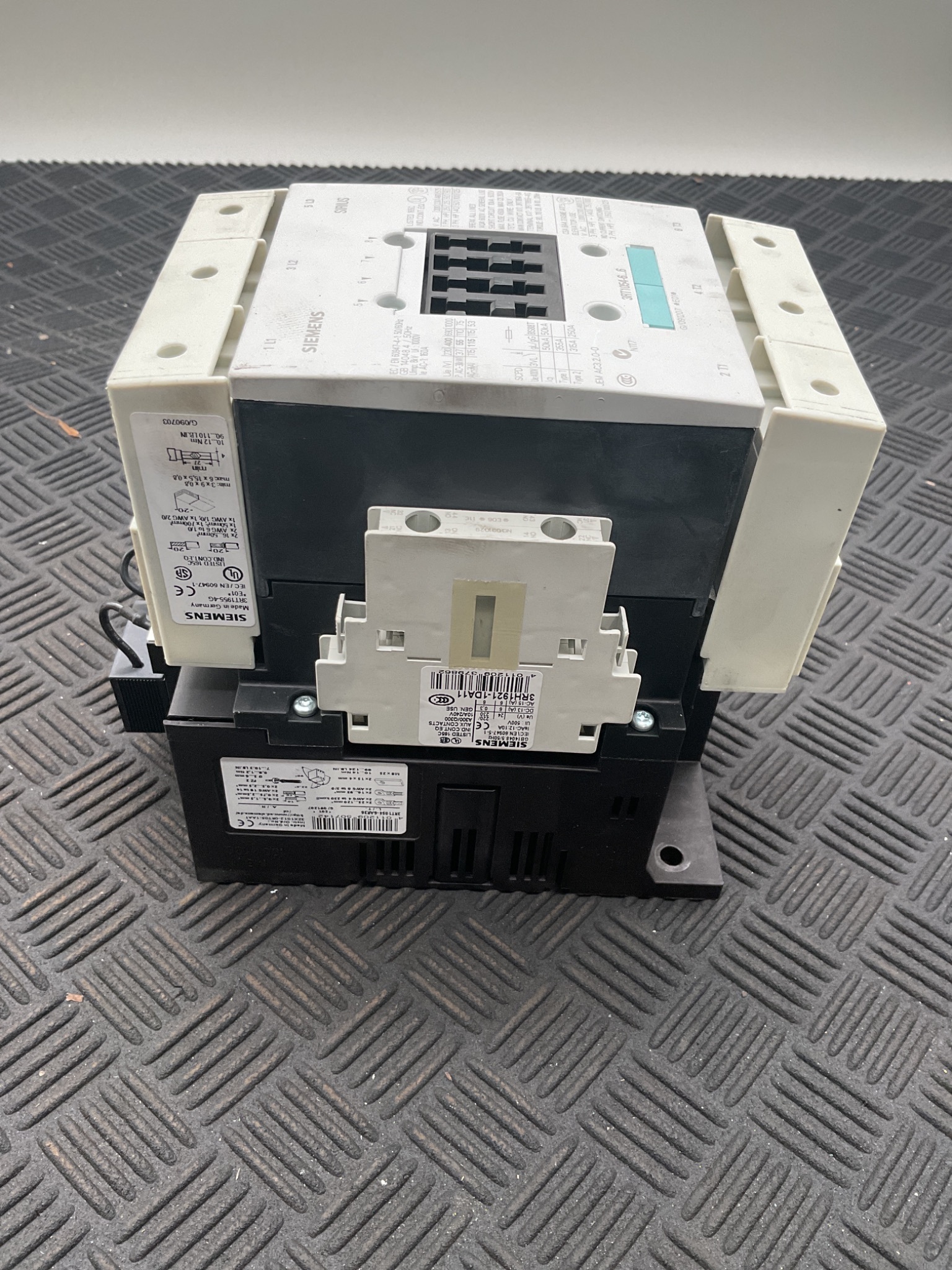 SIEMENS 3RT1054-6AR36 3-Pole Power Contactor 115A 55kW USED 1