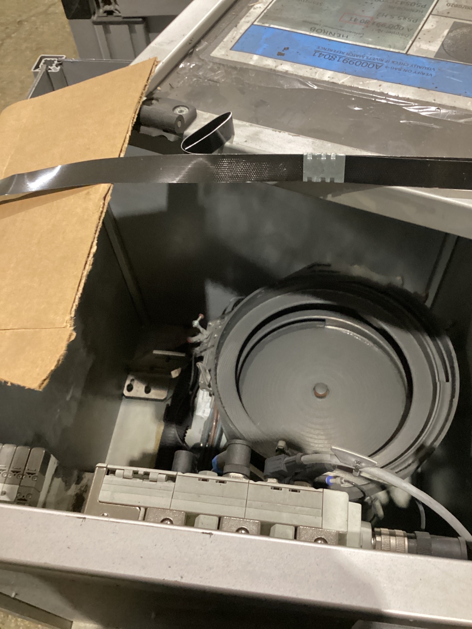 HENROB BF10057 Bulk Feeder for Rivets USED 2