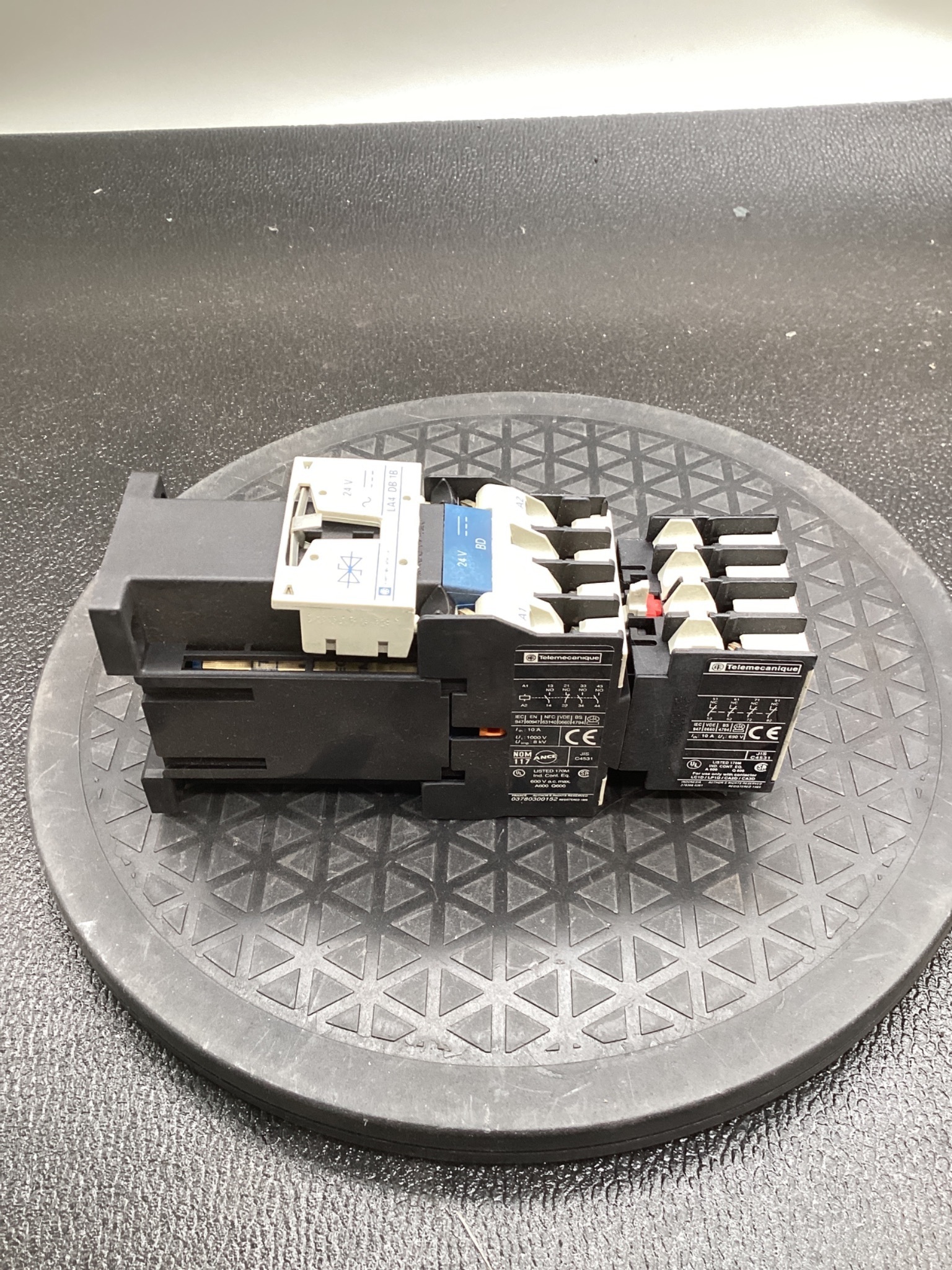 TELEMECANIQUE CA3 DN31BD 24VDC Control Relay 3NO/1NC USED 4