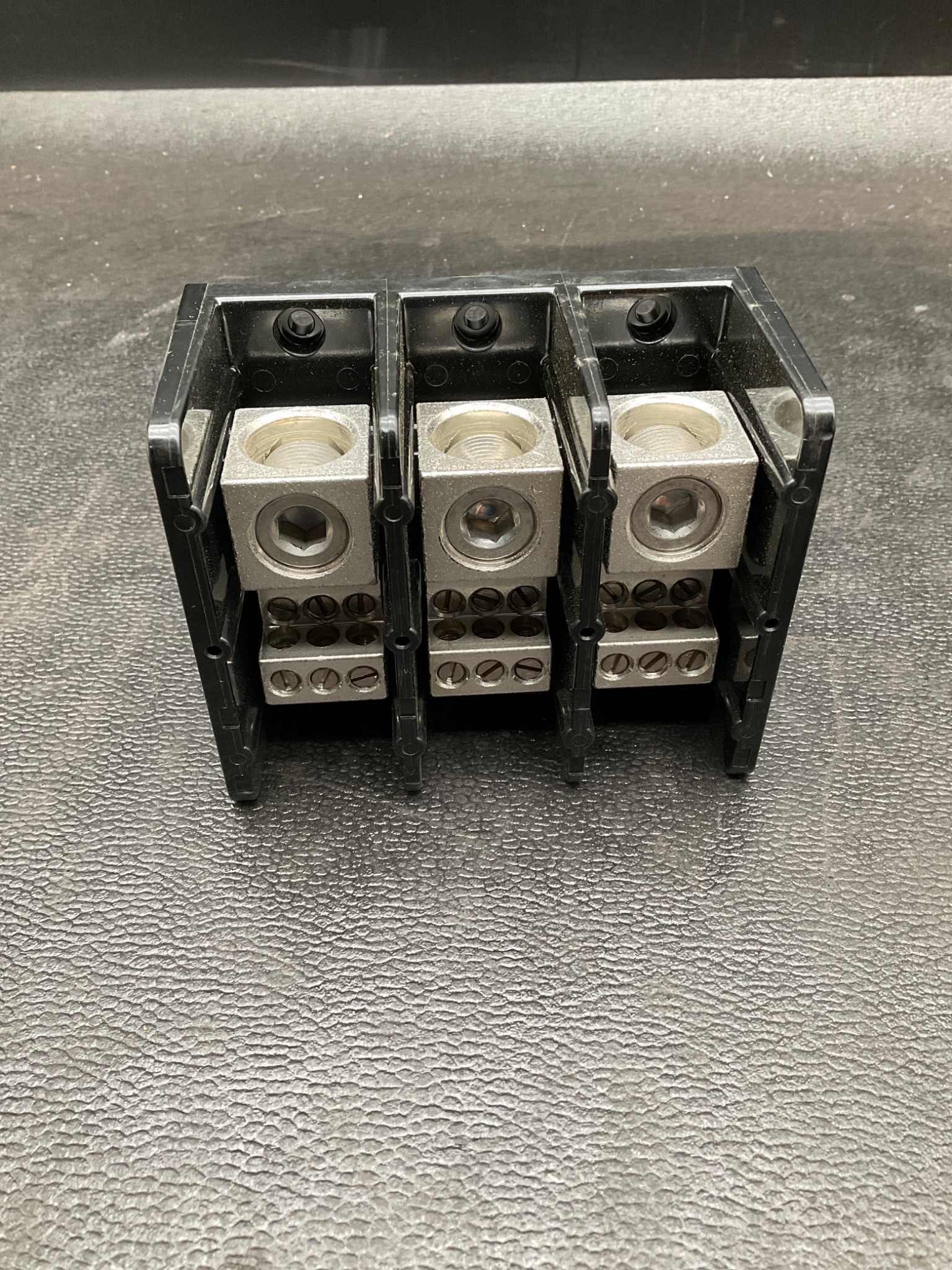 SQUARE D LBC363106 3-Pole Distribution Block NEW 5