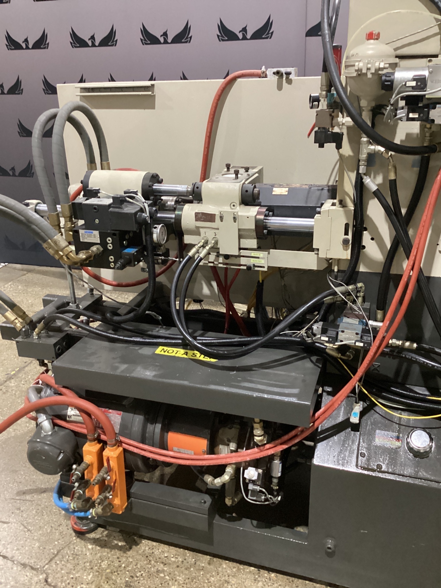 CINCINNATI MILACRON VECTOR CH-40-R Vertical Injection Molder USED 4