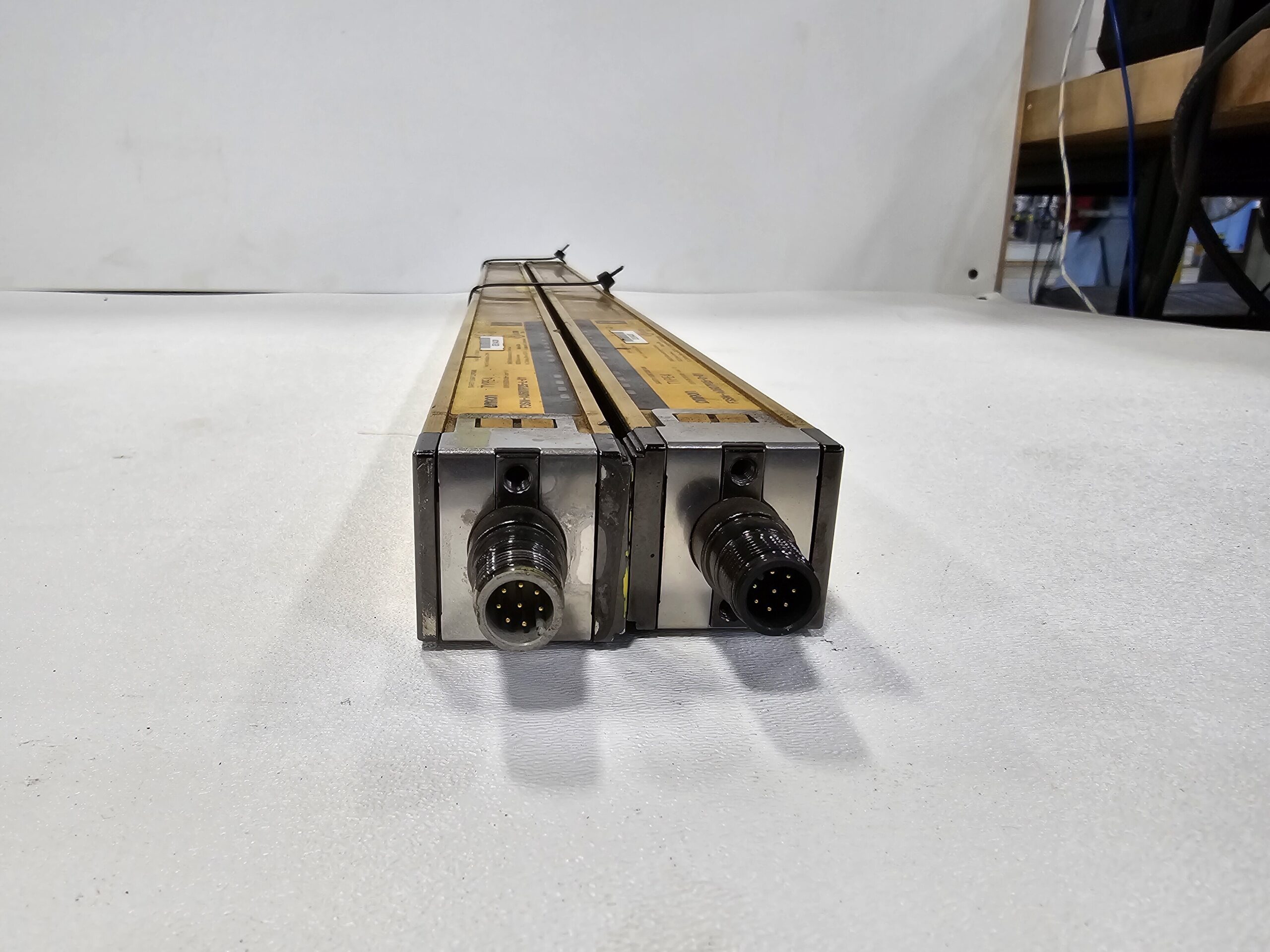 OMRON F3SN-A0607P25-D-01 AND F3SN-A0607P25-l-01 LIGHT CURTAIN SET USED 4