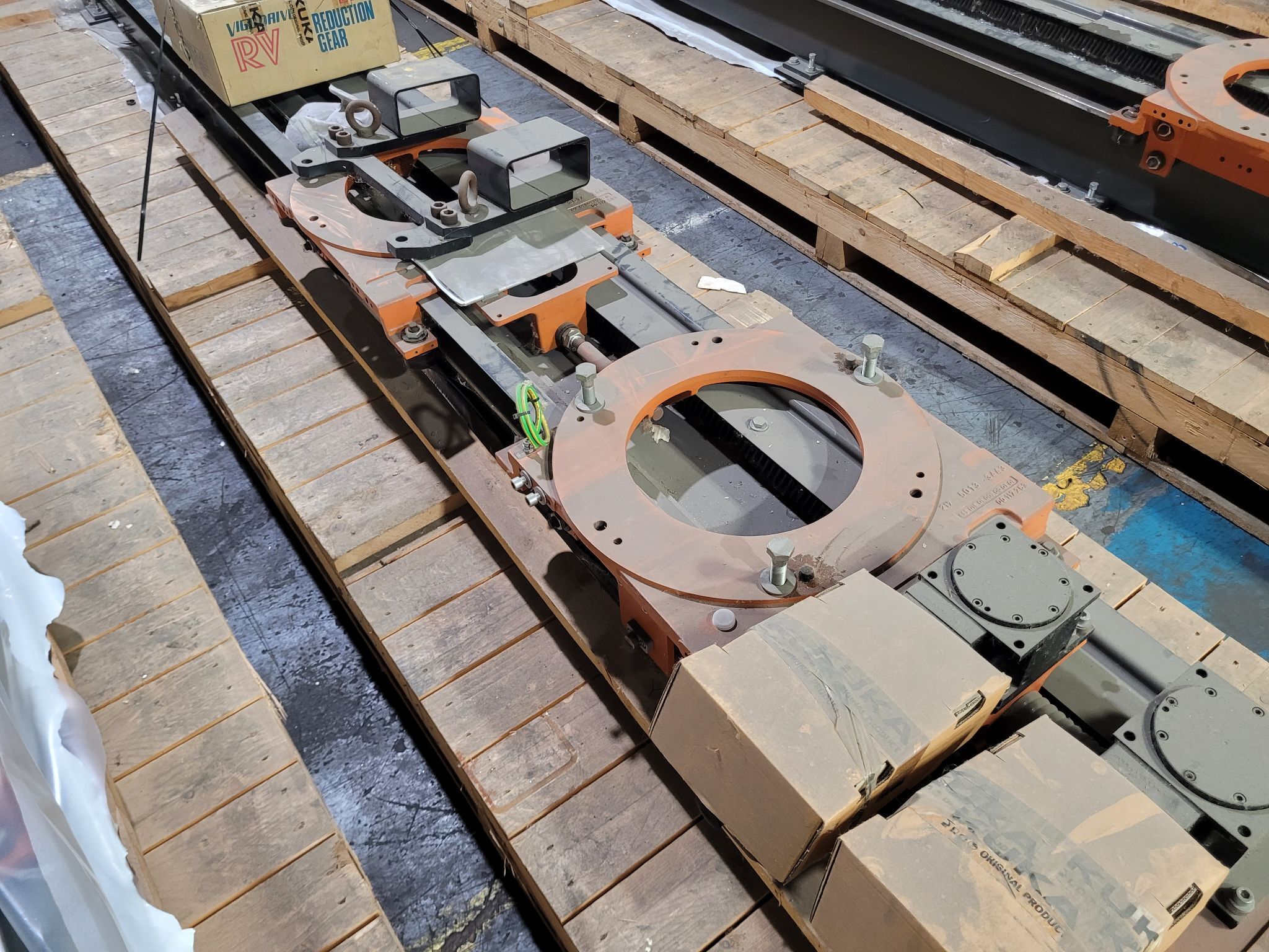 KUKA KL 250-3 8.5m RTU w/ (2) Dual Robot Carriage NEW 2