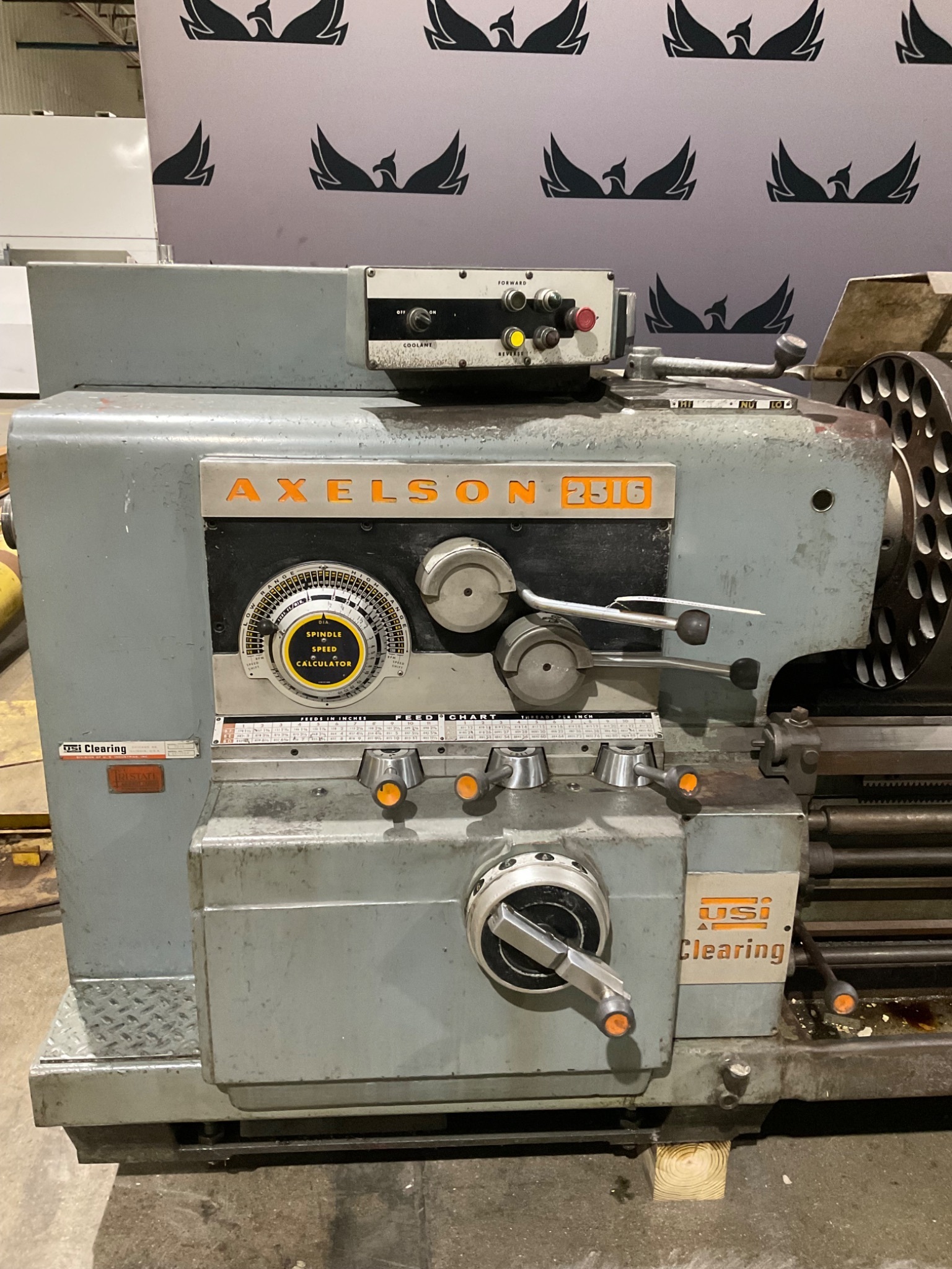 USI CLEARING 2516 ENGINE LATHE USED 1