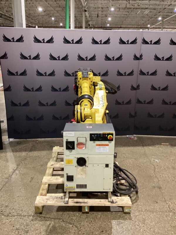 Used Fanuc R2000 Used FANUC R-2000IB/210F + R30IB Robots IGAM2260103