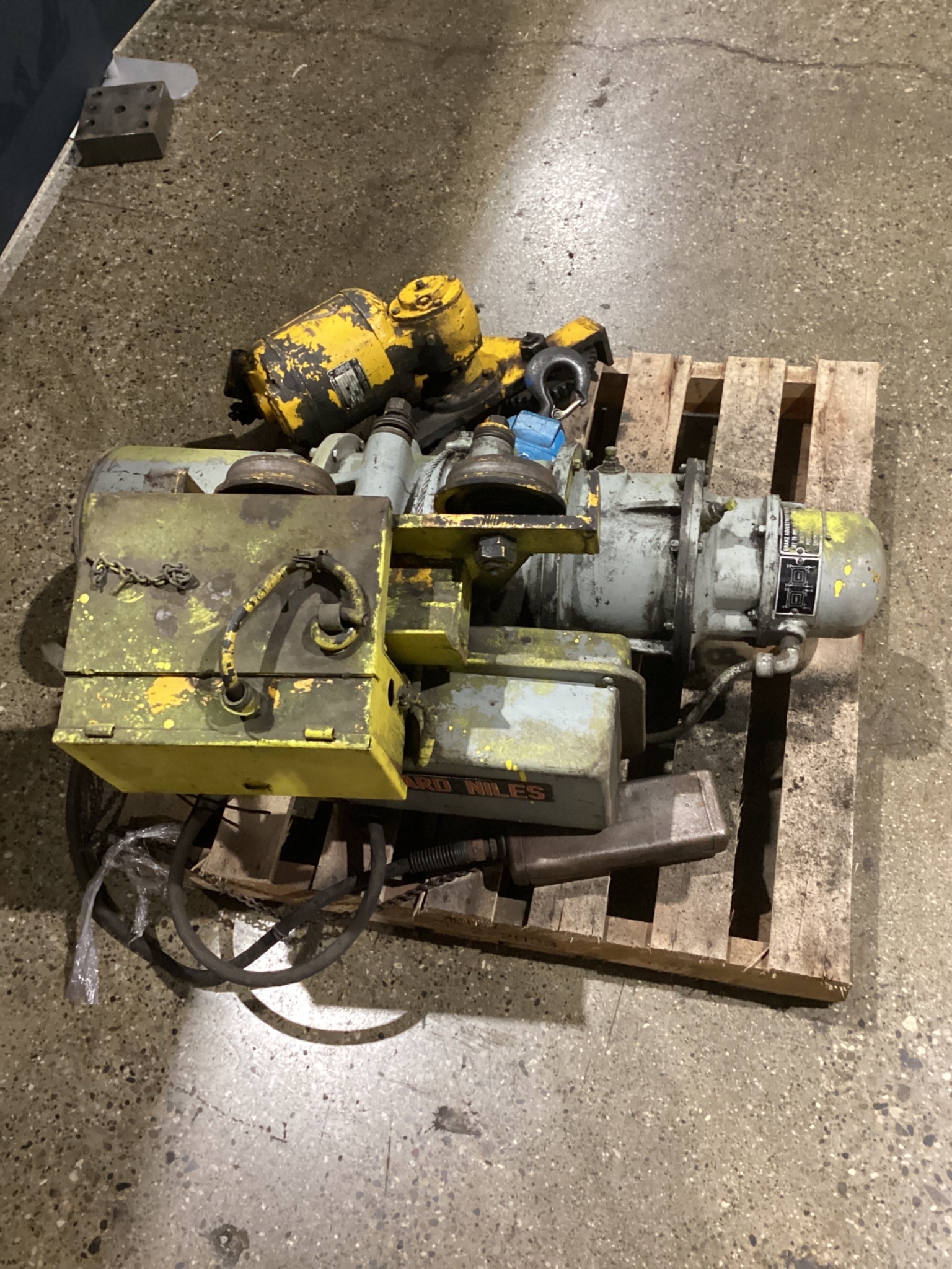 SHEPARD NILES CHAIN HOISTS W/ C17 INDUCTION MOTOR USED 1