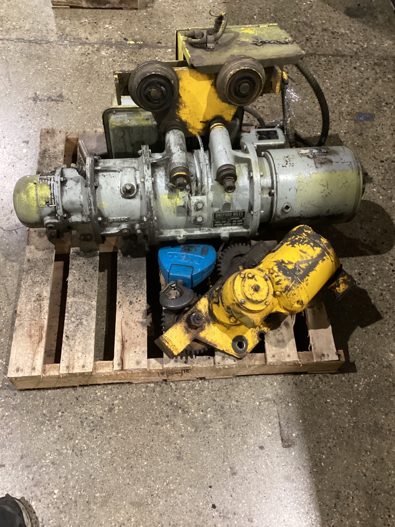 SHEPARD NILES CHAIN HOISTS W/ C17 INDUCTION MOTOR USED 2