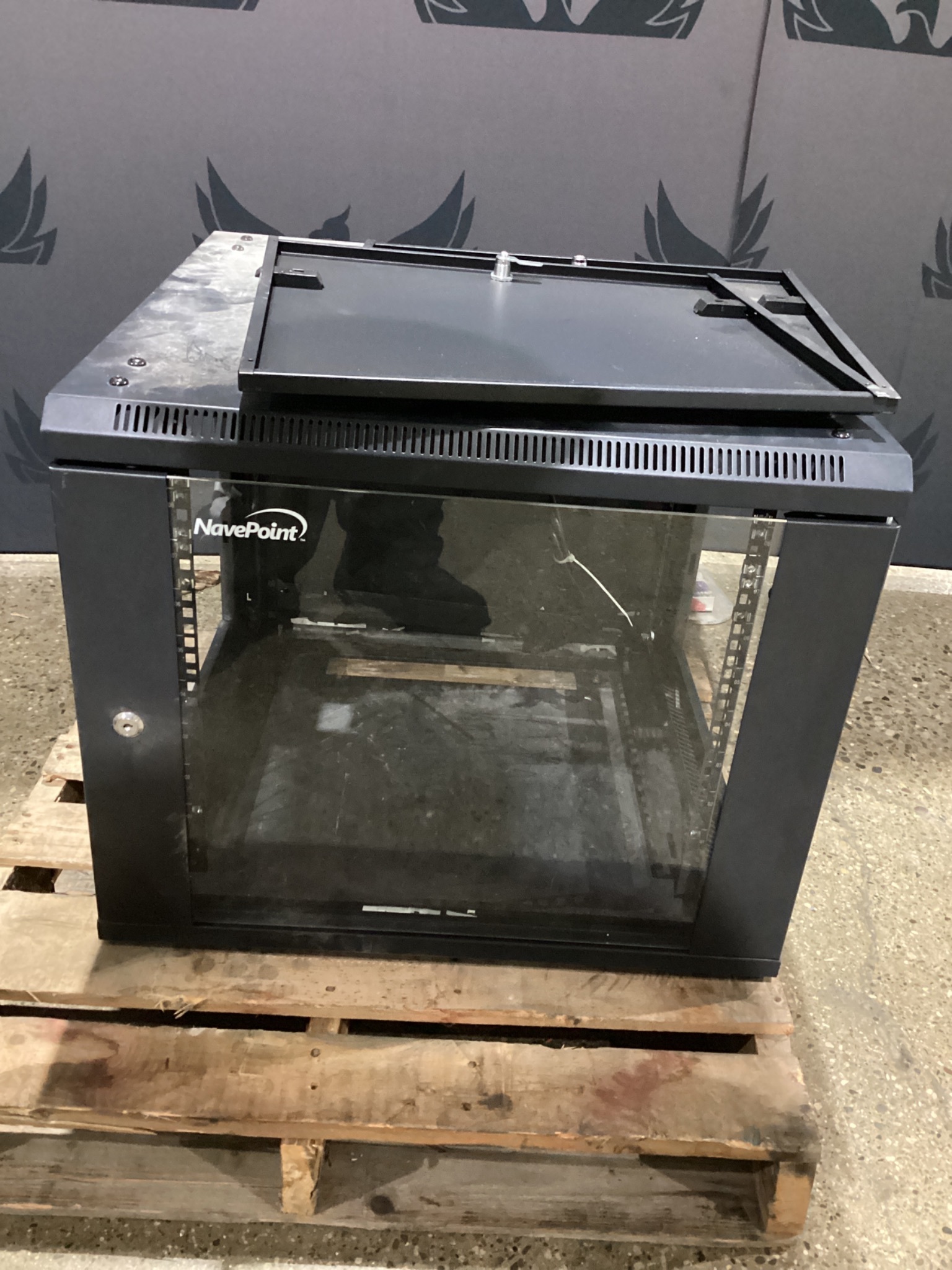 NAVEPOINT 9U WALL-MOUNT NETWORK CABINET, 650MM DEPTH, HINGED BACK USED 0