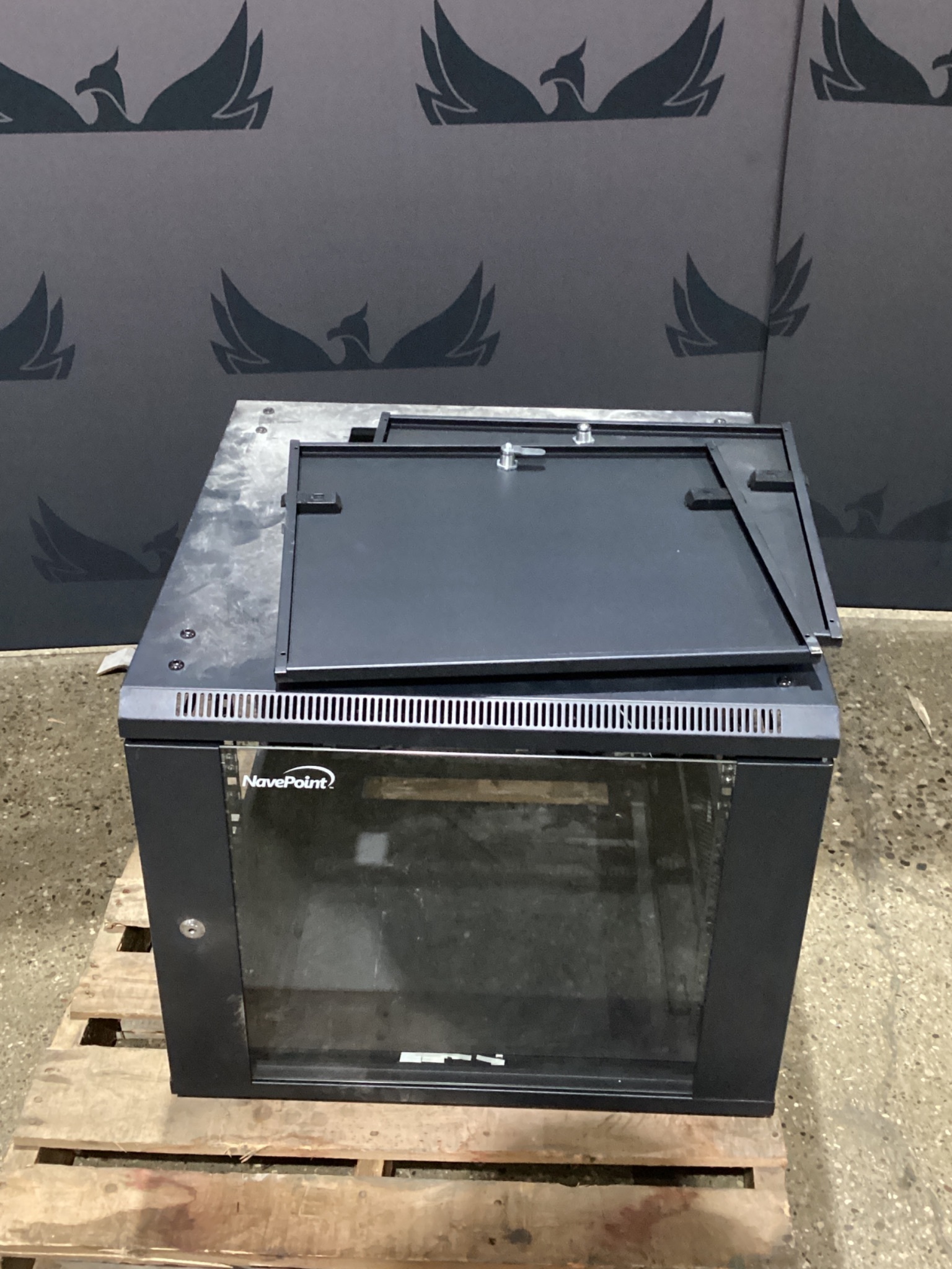 NAVEPOINT 9U WALL-MOUNT NETWORK CABINET, 650MM DEPTH, HINGED BACK USED 1