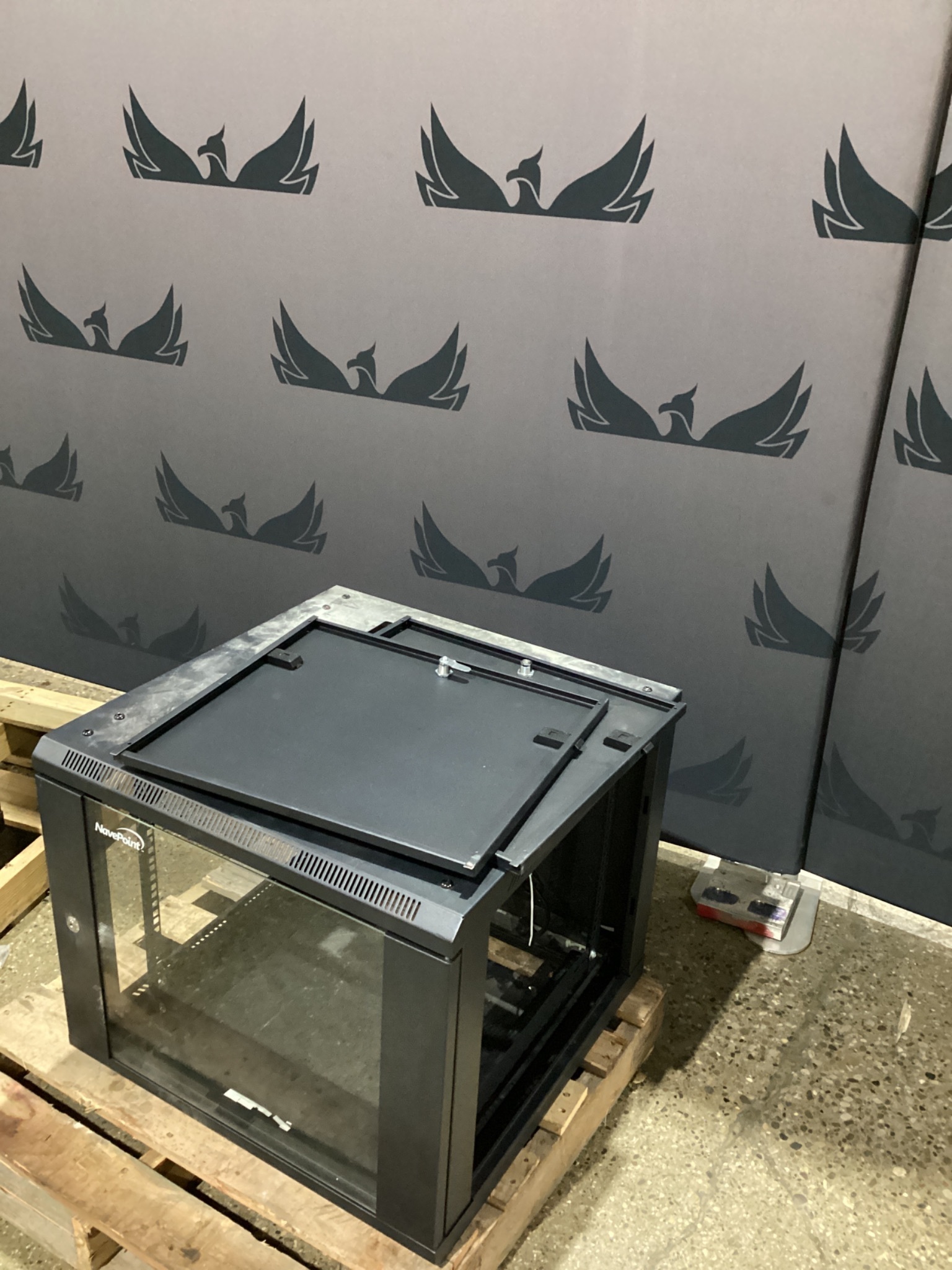 NAVEPOINT 9U WALL-MOUNT NETWORK CABINET, 650MM DEPTH, HINGED BACK USED 2